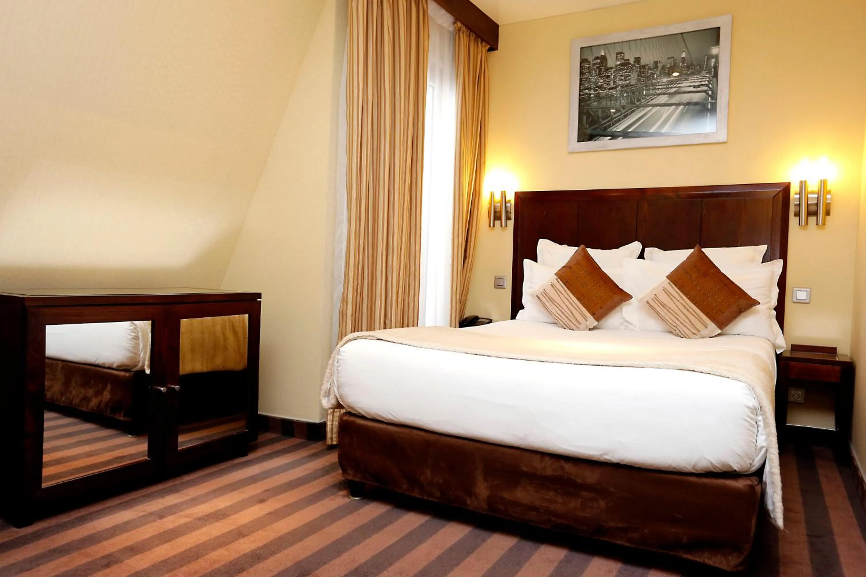 Bedroom, Bed in Grand Hotel Francais