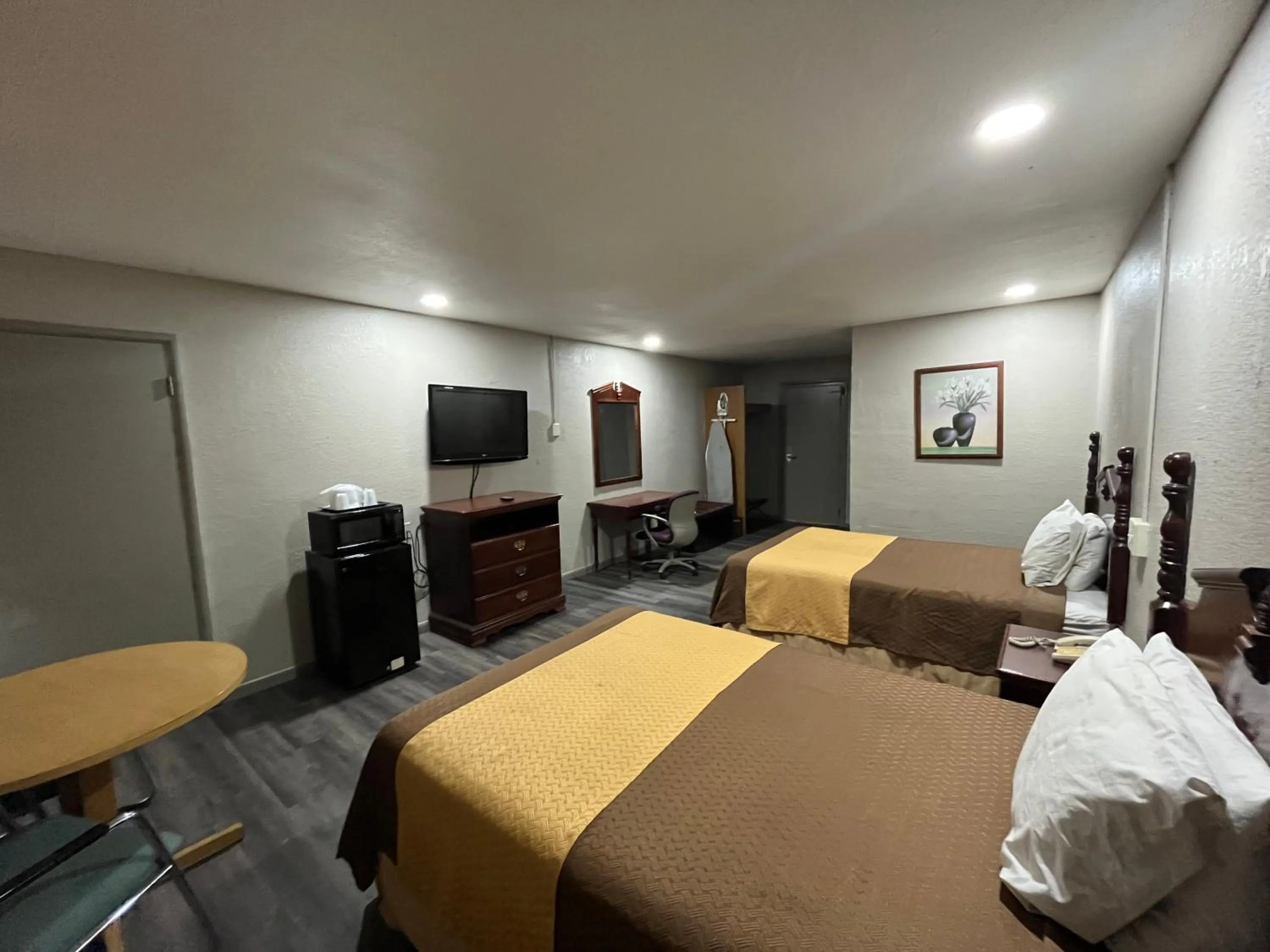 TV and multimedia in Mid Towne Inn & Suites