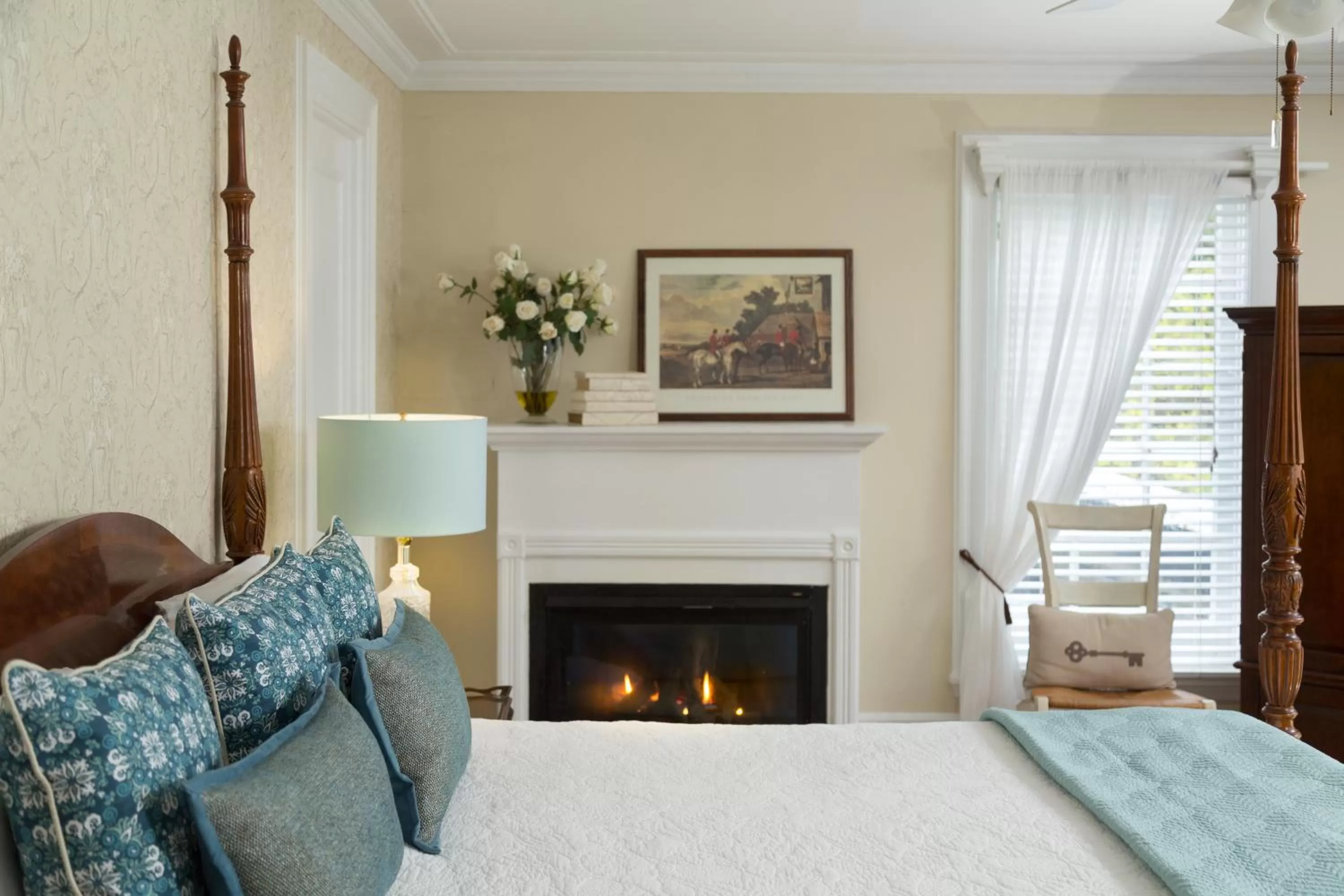 Bedroom, Bed in Four Chimneys Inn