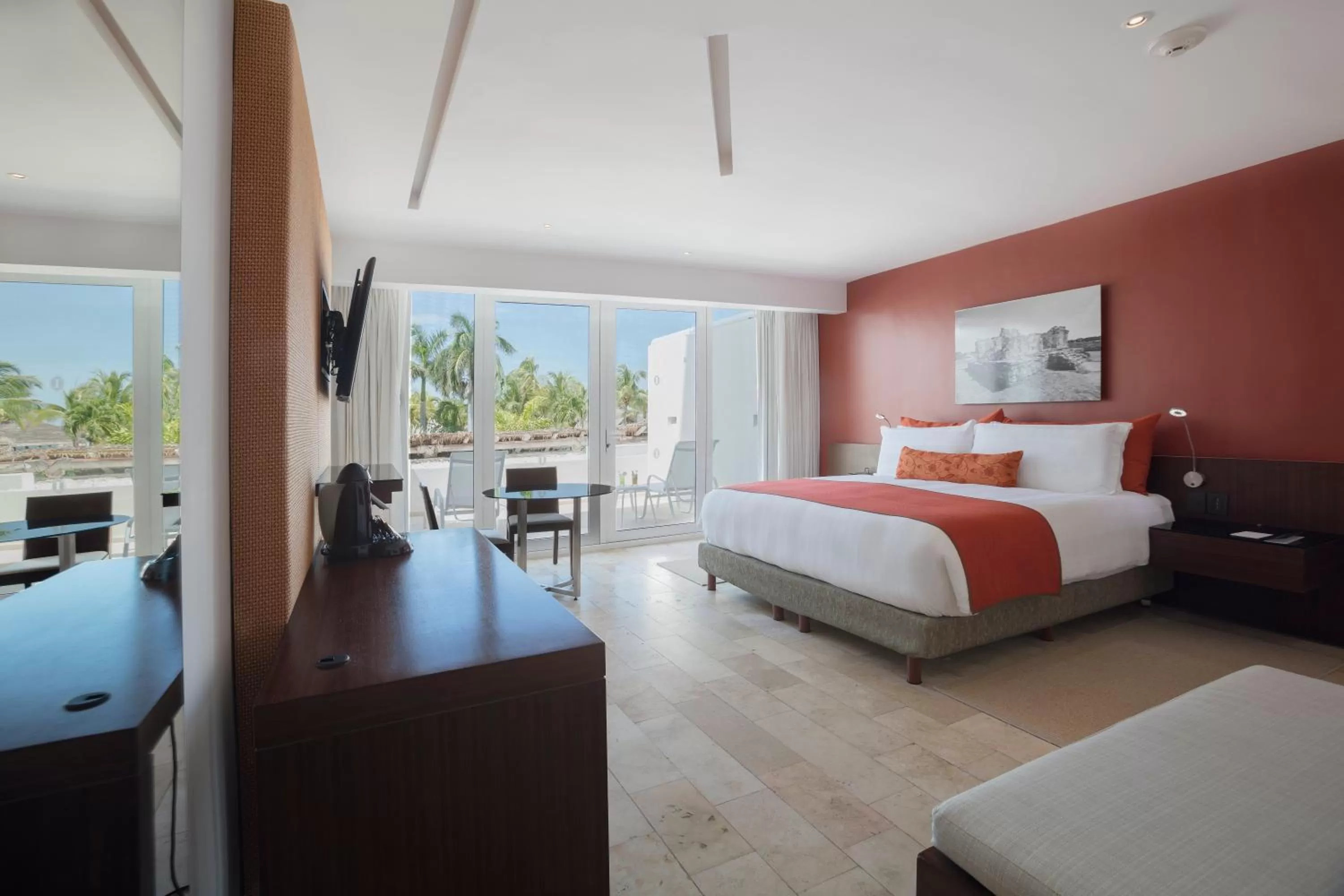Photo of the whole room, Bed in Presidente InterContinental Cancun Resort