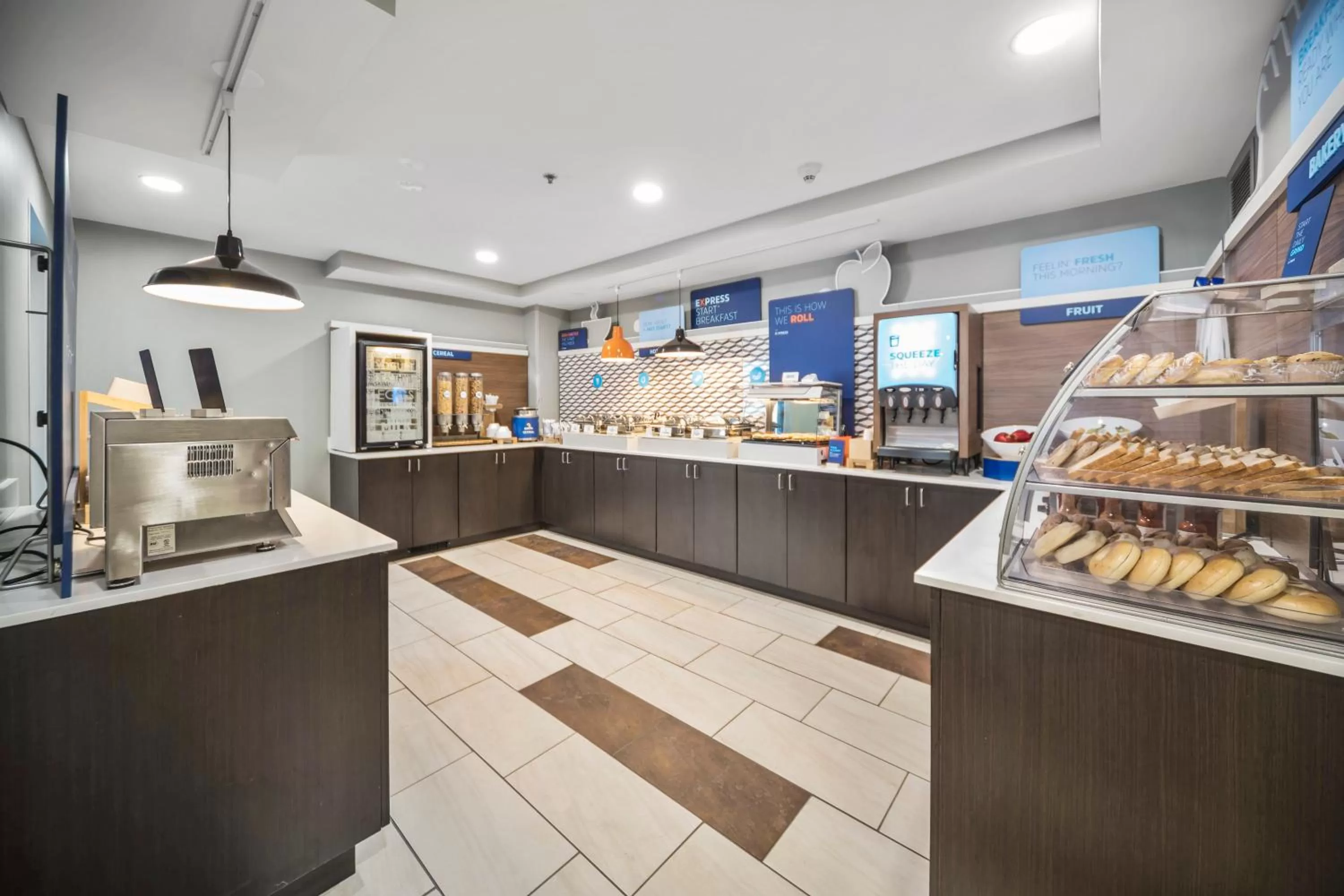 Breakfast in Holiday Inn Express Chicago Northwest-Vernon Hills by IHG