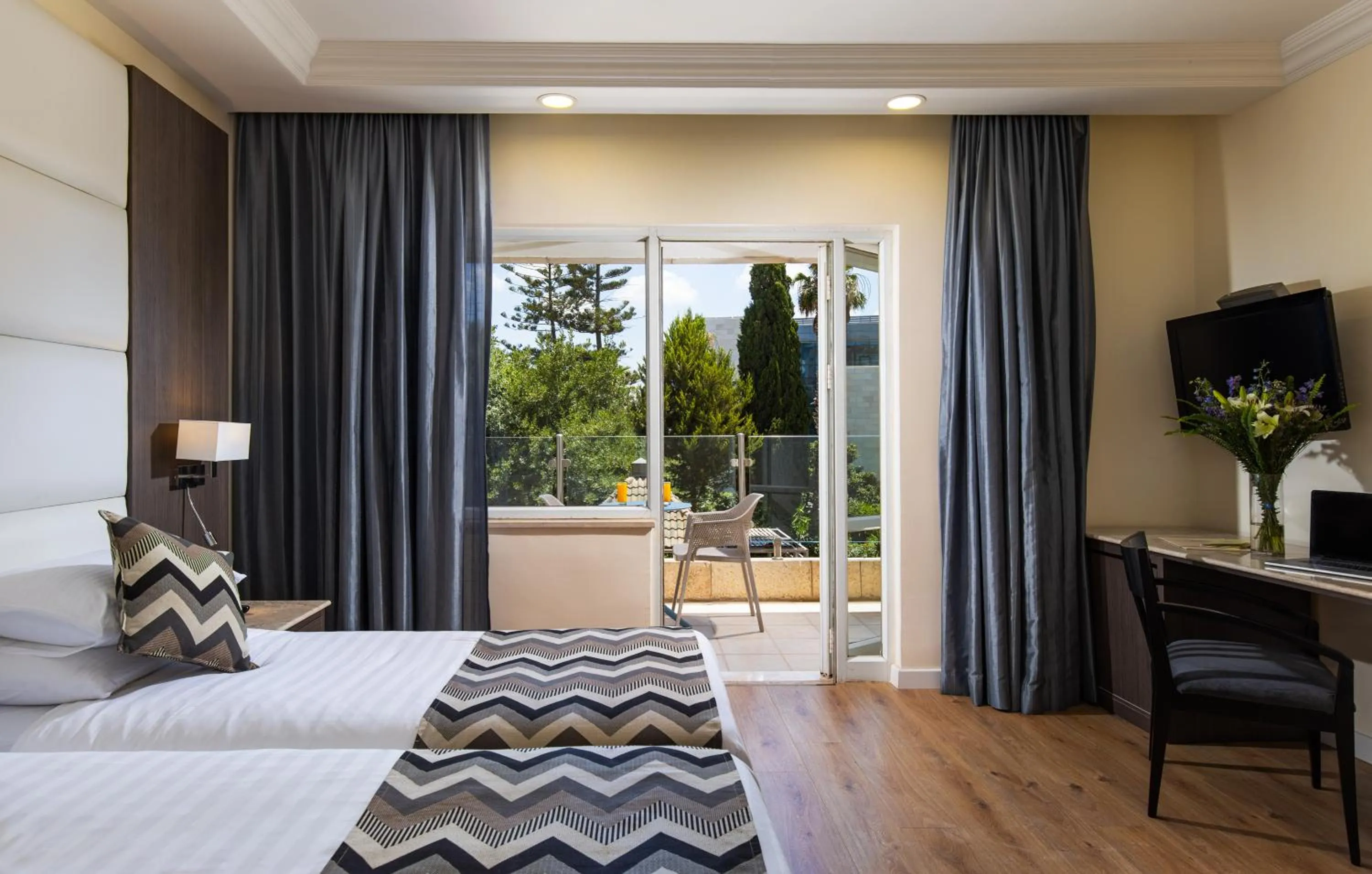 Garden, Bed in Ambassador Hotel