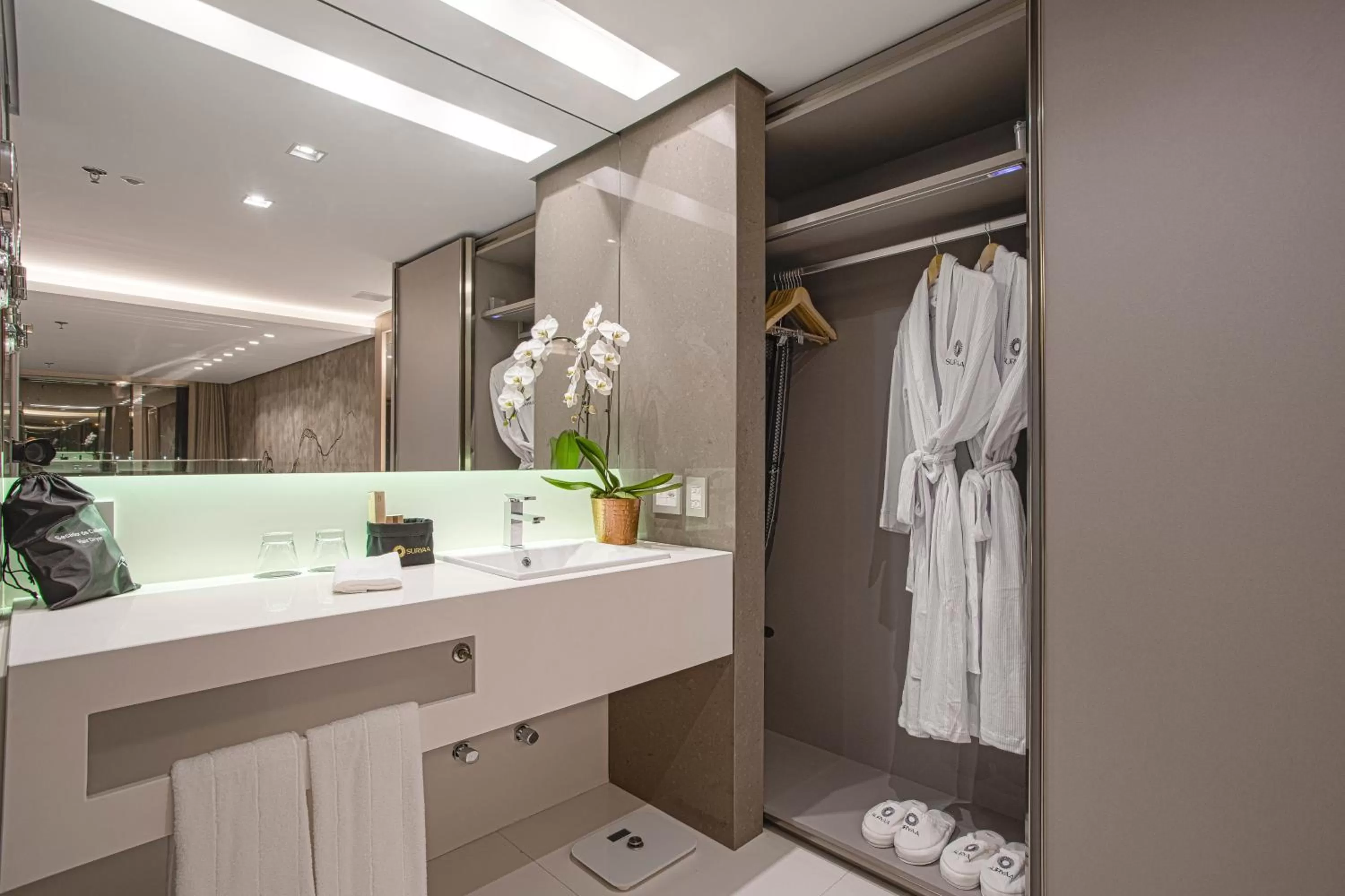 Bathroom in Suryaa Hotel Pinhais, Curio Collection by Hilton