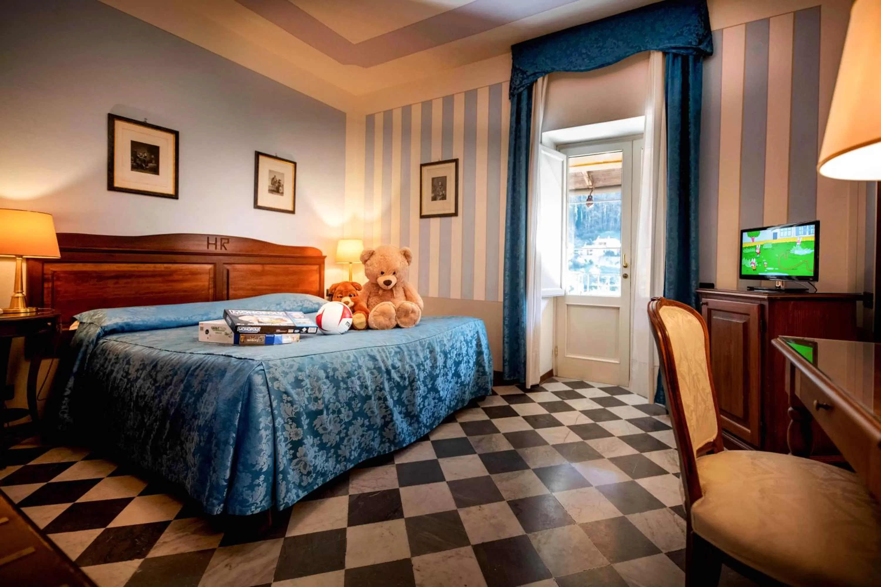 Bed in Park Hotel Regina - with air-condition and outdoor heated pool