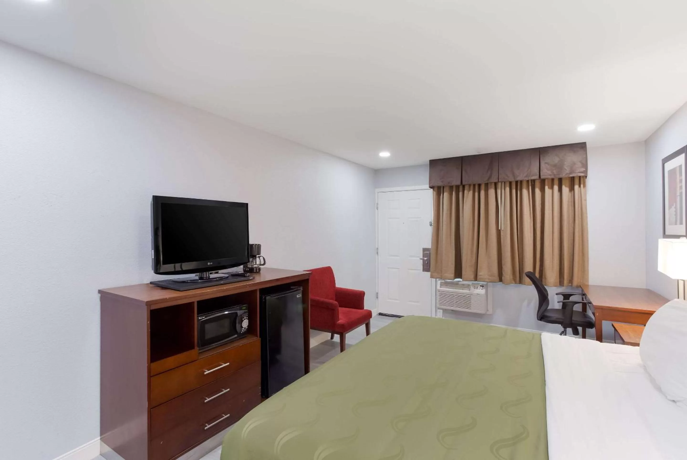 Bedroom, Bed in Quality Inn Redding near I-5