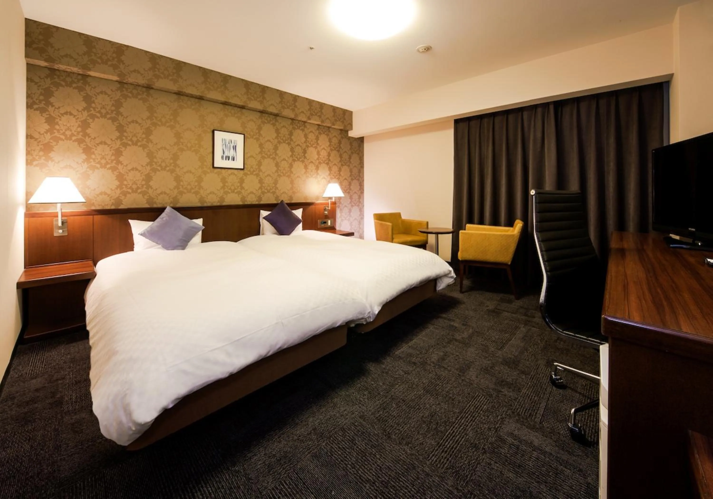 Photo of the whole room, Bed in Daiwa Roynet Hotel Kobe Sannomiya