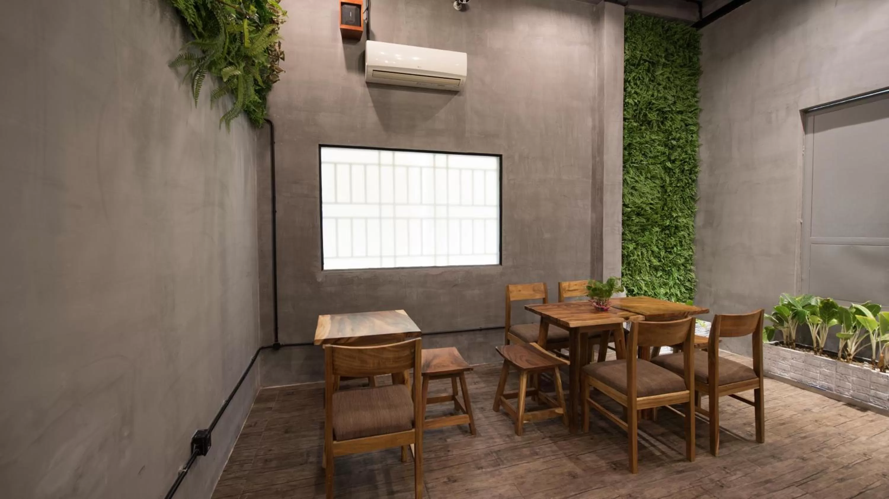 Restaurant/places to eat in Homesyn Hotel