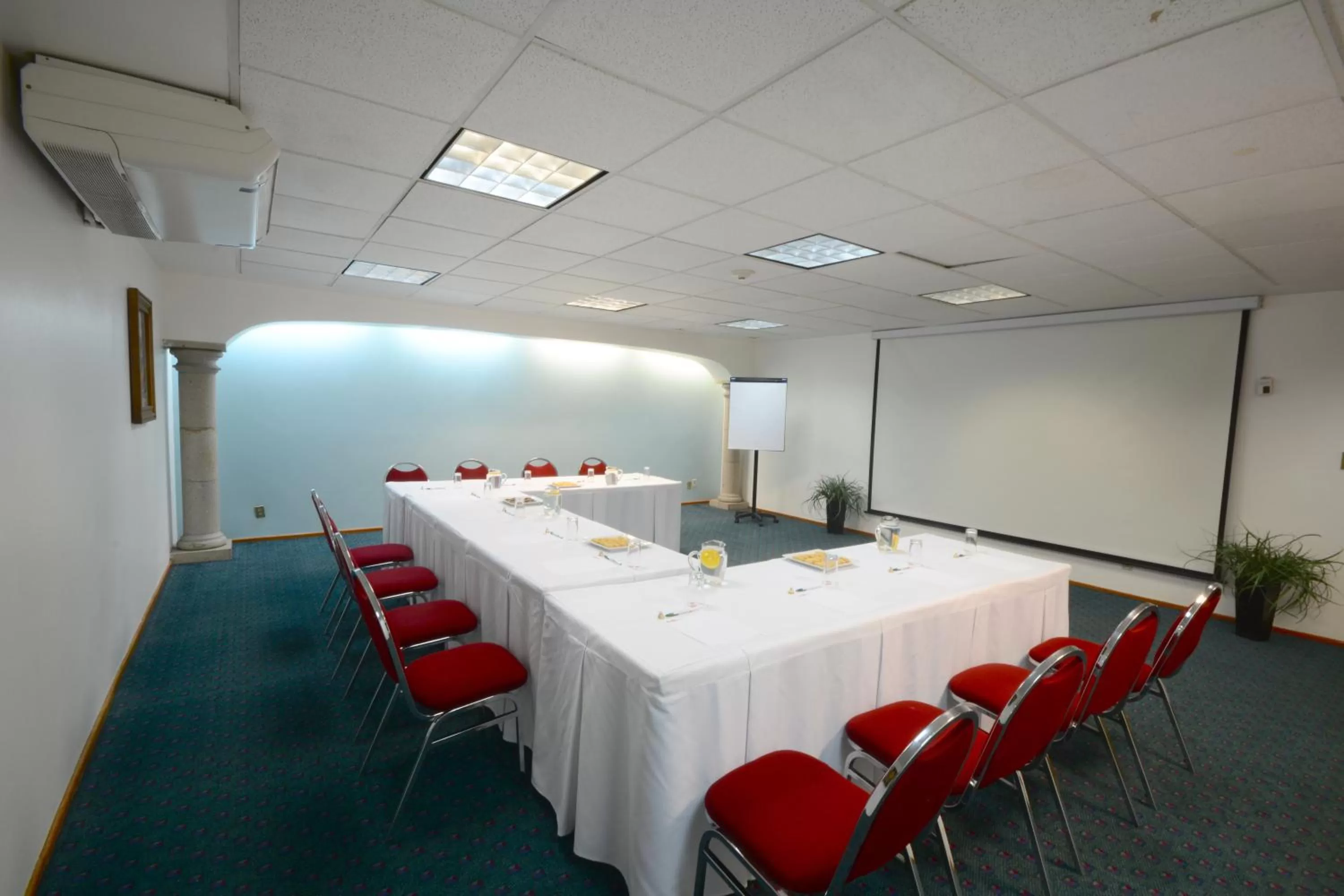 Meeting/conference room in Hotel & Suites PF