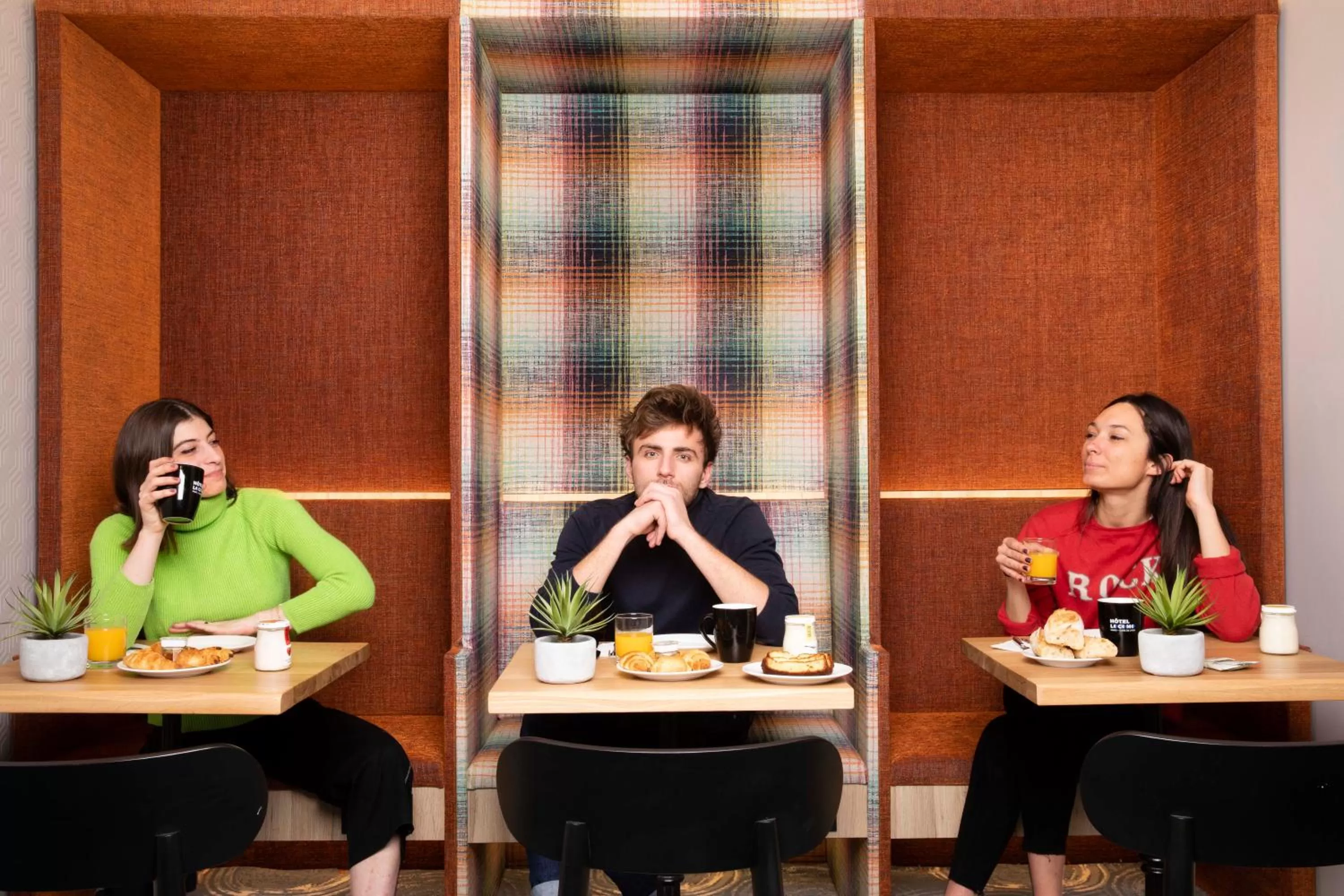 Communal lounge/ TV room in Hotel Locomo - Gare de Lyon Bastille