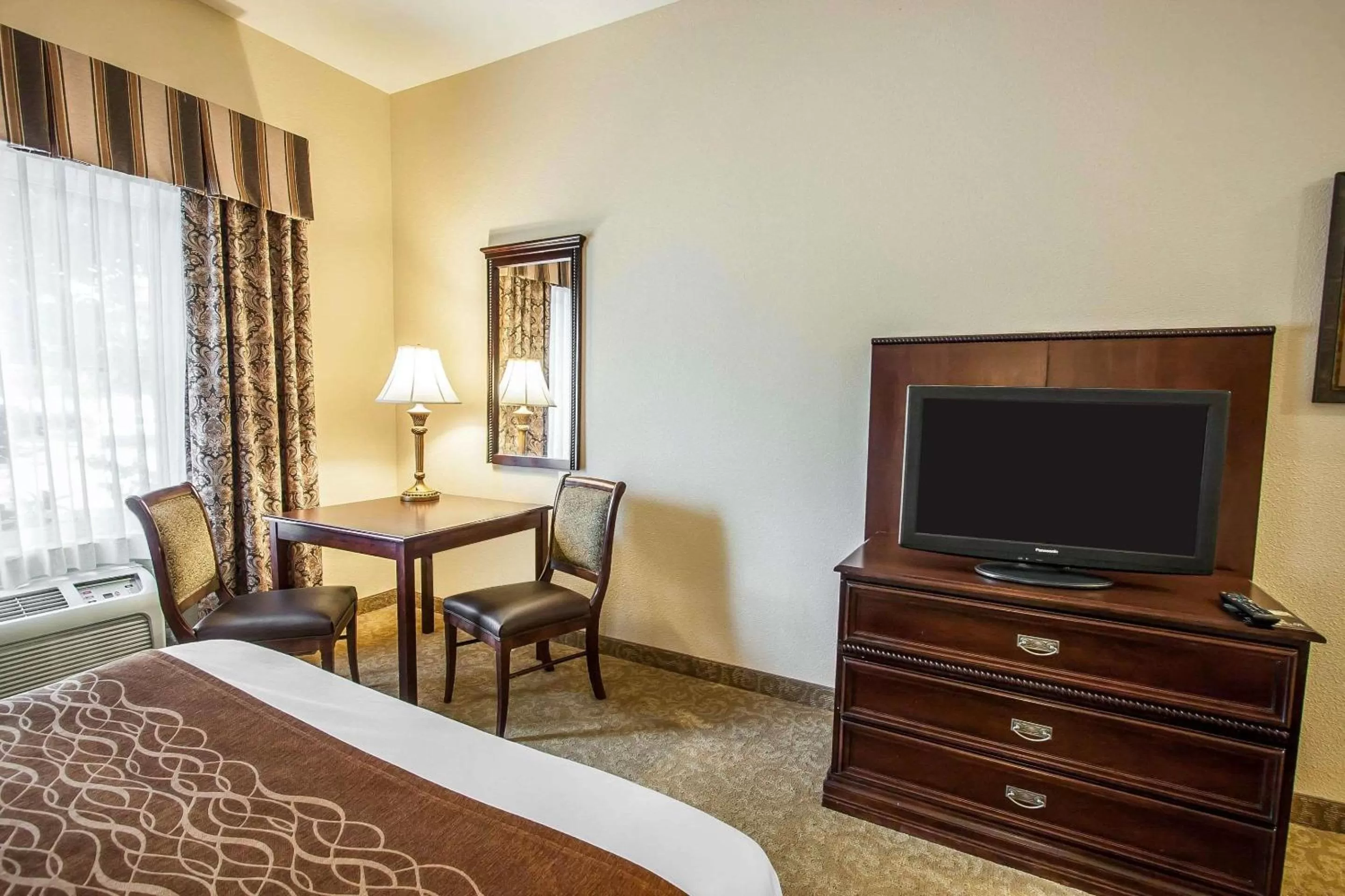 Photo of the whole room, Bed in Comfort Inn & Suites McMinnville Wine Country