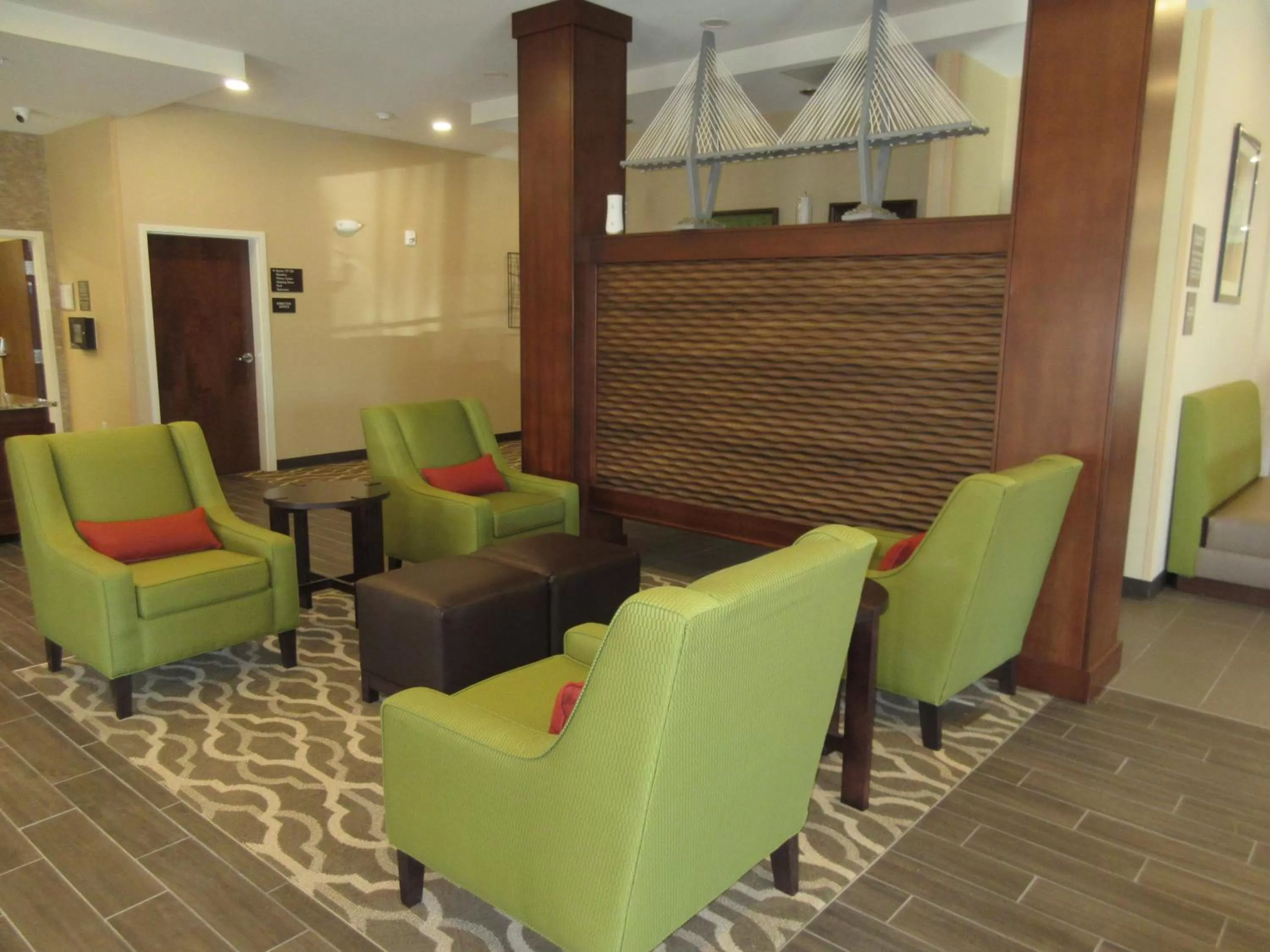 Seating area in Comfort Suites Summerville