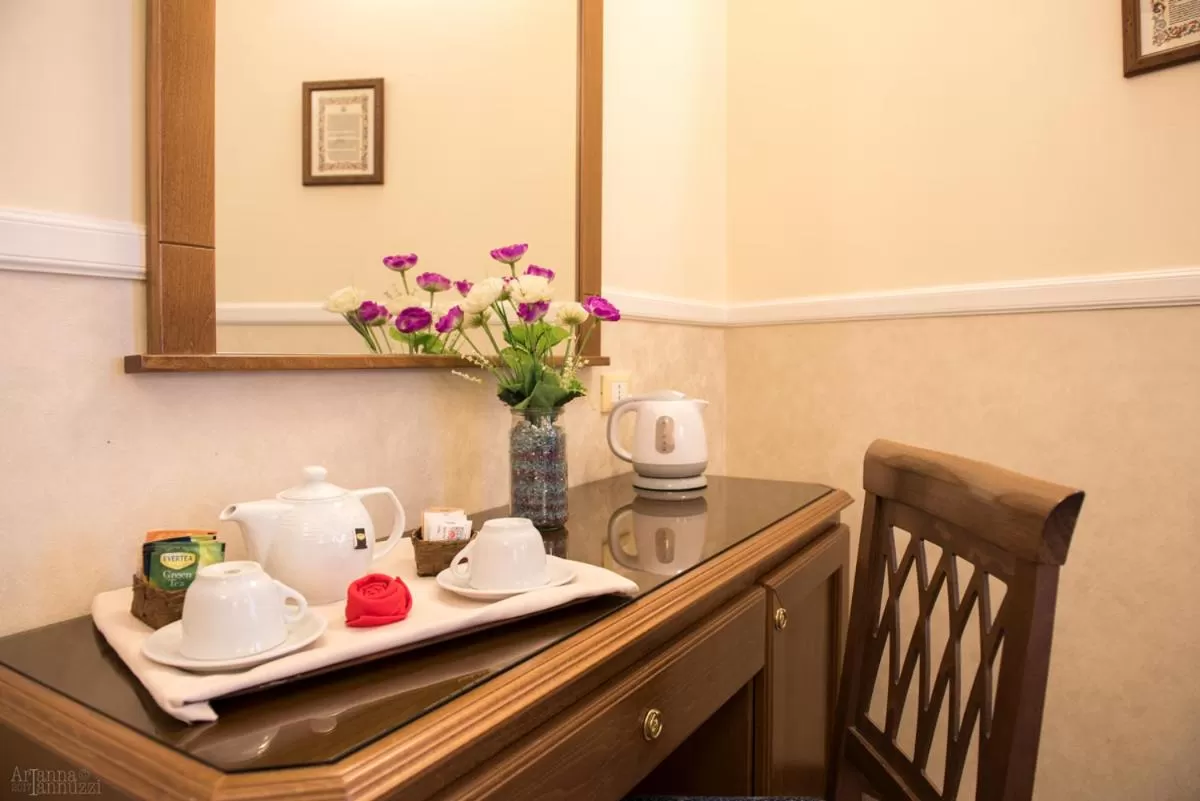 Coffee/tea facilities in Pantheon Inn