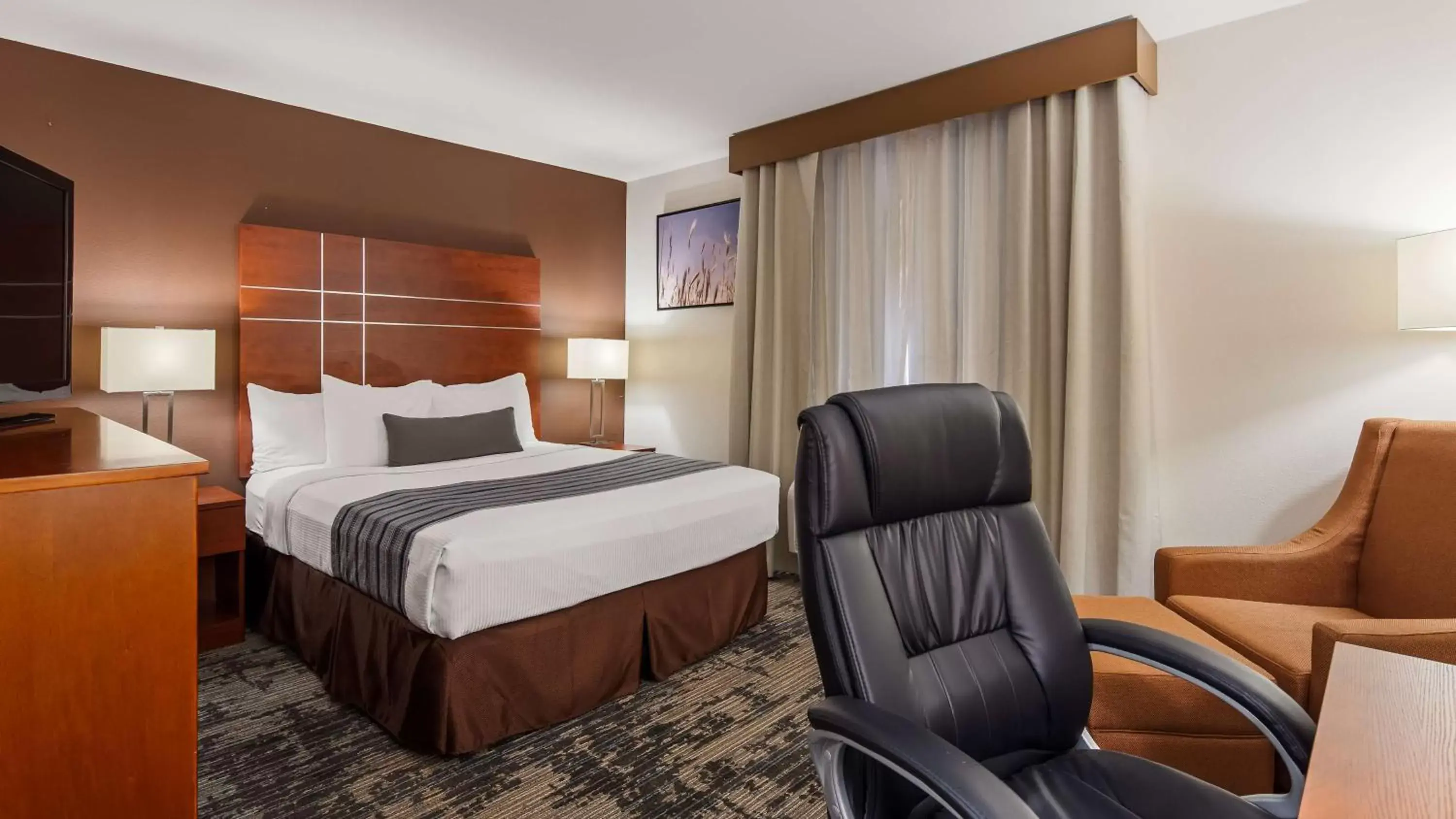 King Room with Roll-in Shower - Disability Access/Non-Smoking in Best Western Plus Wakeeney Inn & Suites King Room with Roll-in Shower - Disability Access/Non-Smoking in Best Western Plus Wakeeney Inn & Suites