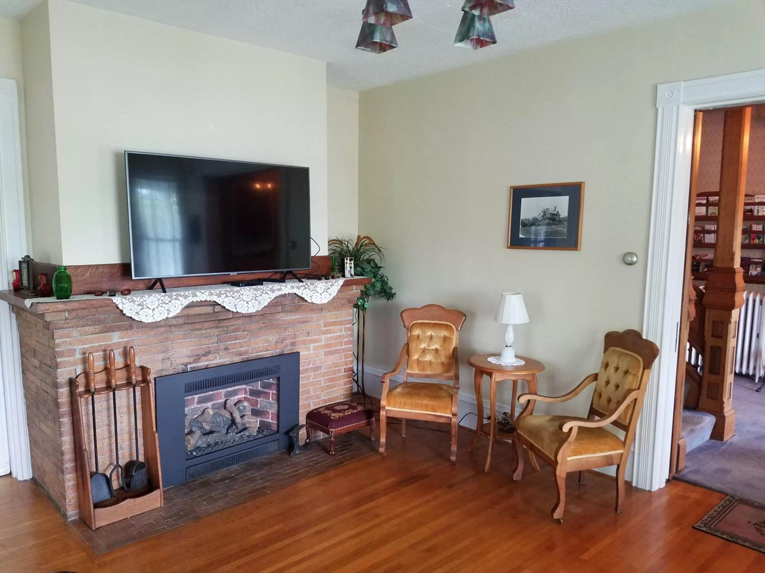 Communal lounge/ TV room in Hudson Manor Bed & Breakfast