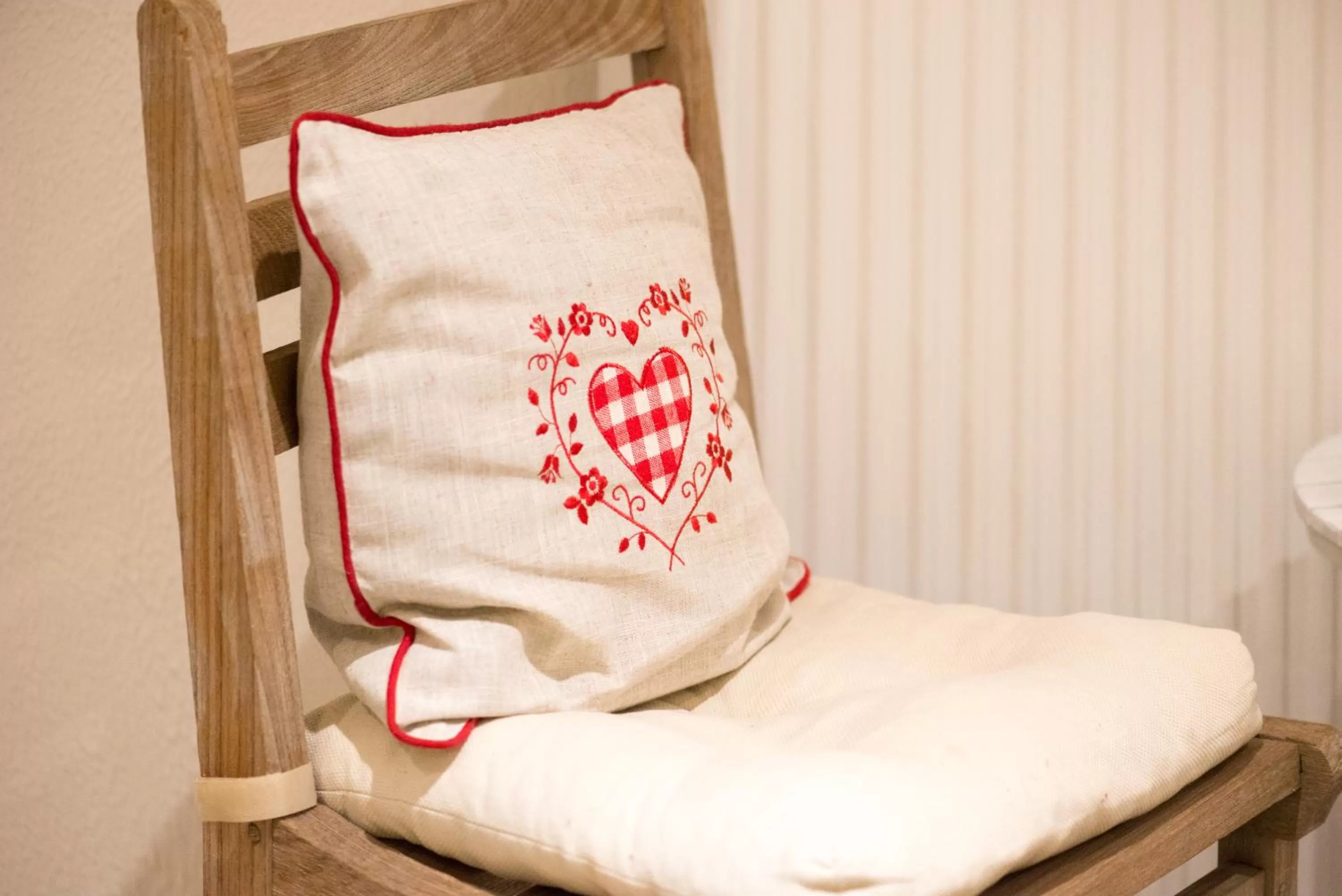 Decorative detail, Bed in Maison d'hôtes Aux Deux Cigognes