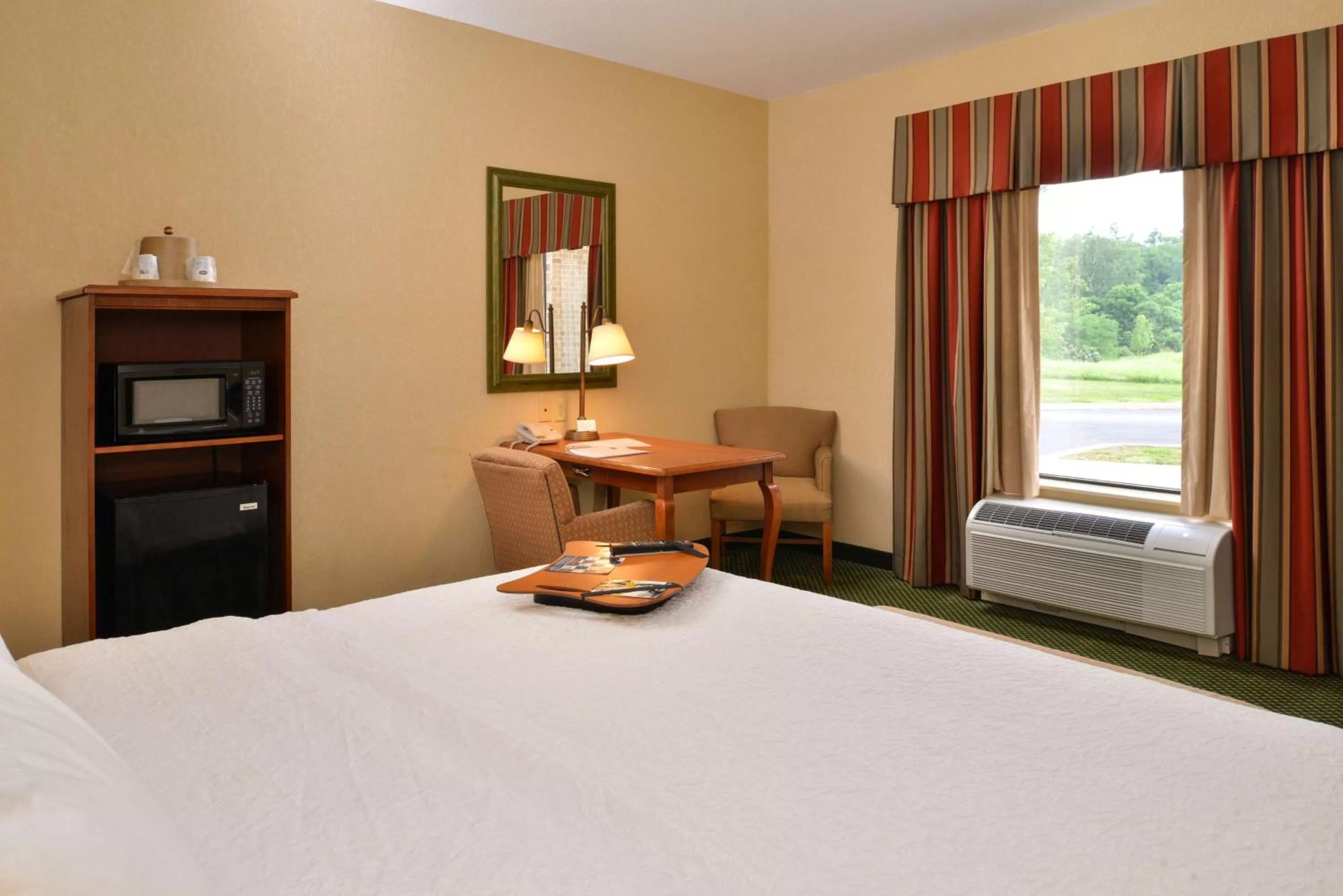 King Room - Hearing Accessible with Bath Tub/Non-Smoking in Hampton Inn & Suites St. Louis - Edwardsville