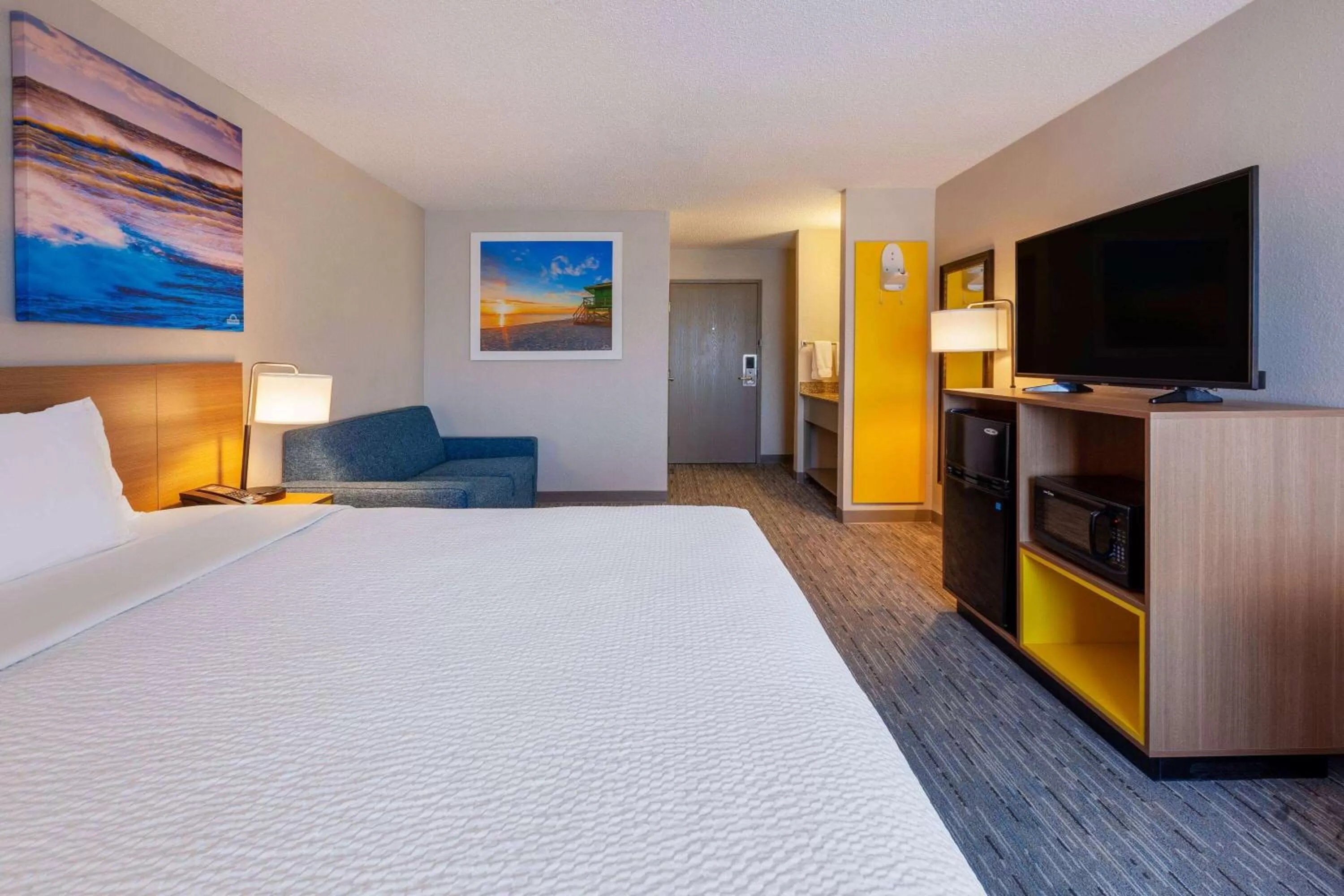 Photo of the whole room, Bed in Days Inn by Wyndham Racine/Sturtevant