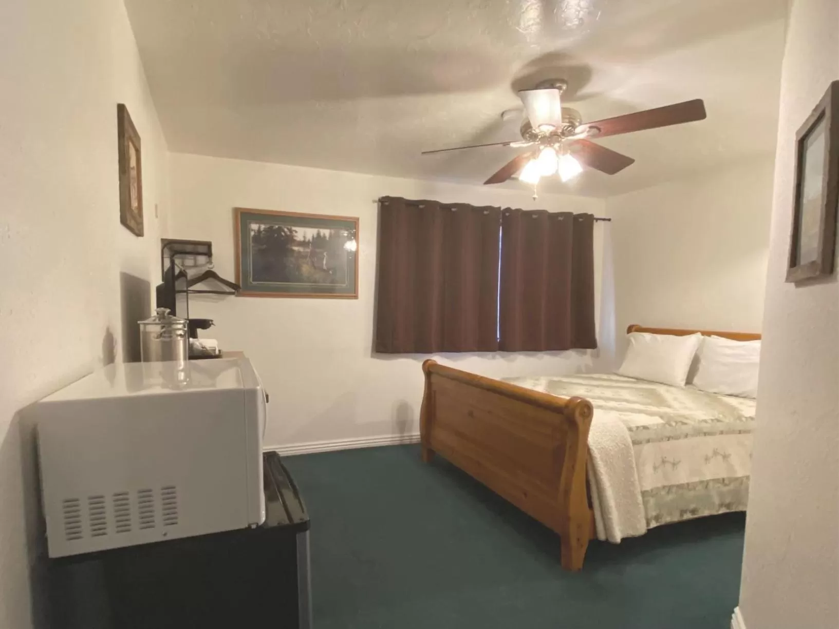 Communal lounge/ TV room, Bed in THE SNUGGLE INN