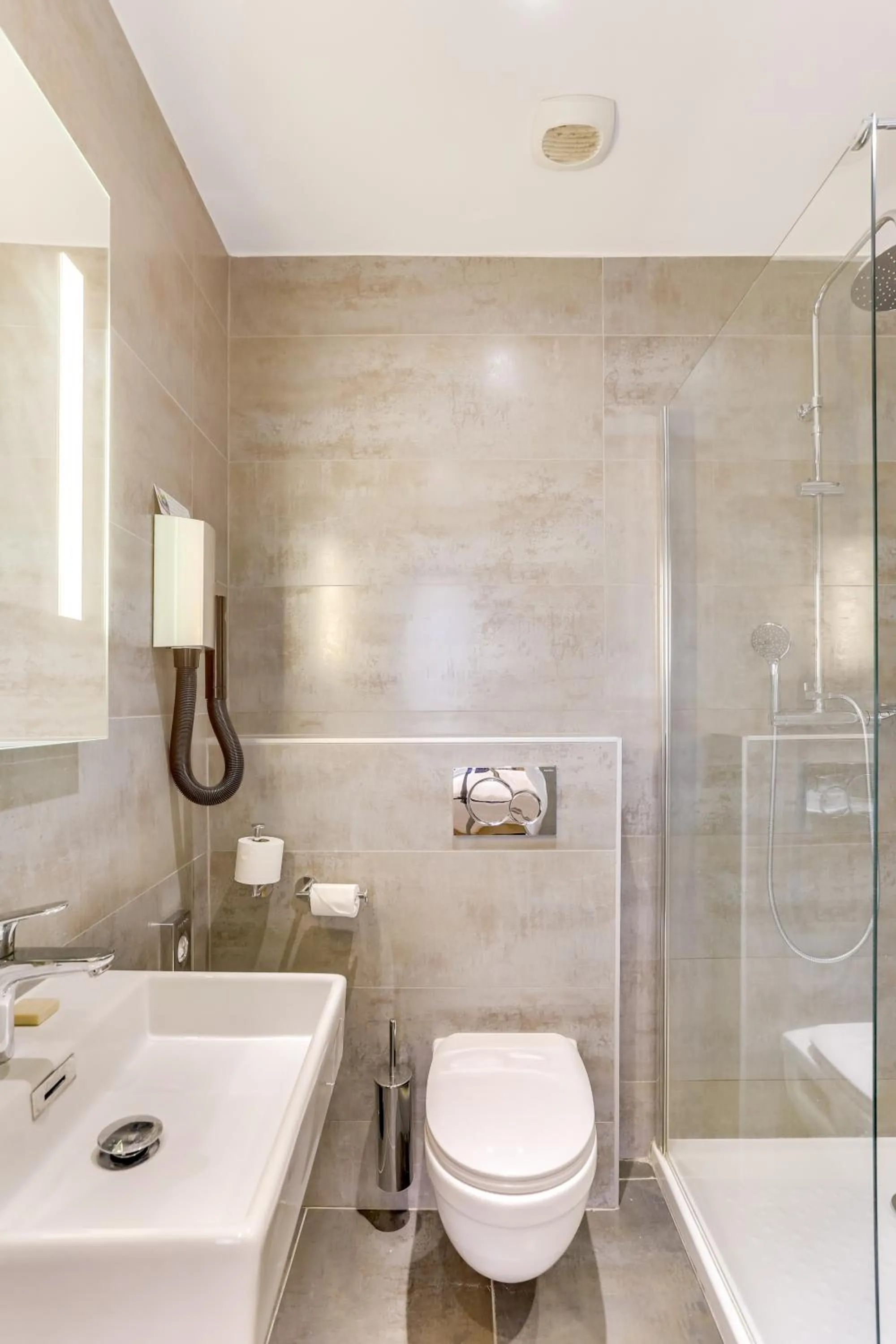 Bathroom in Hôtel Louvre Richelieu