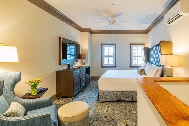 Bed in Andrew Pinckney Inn