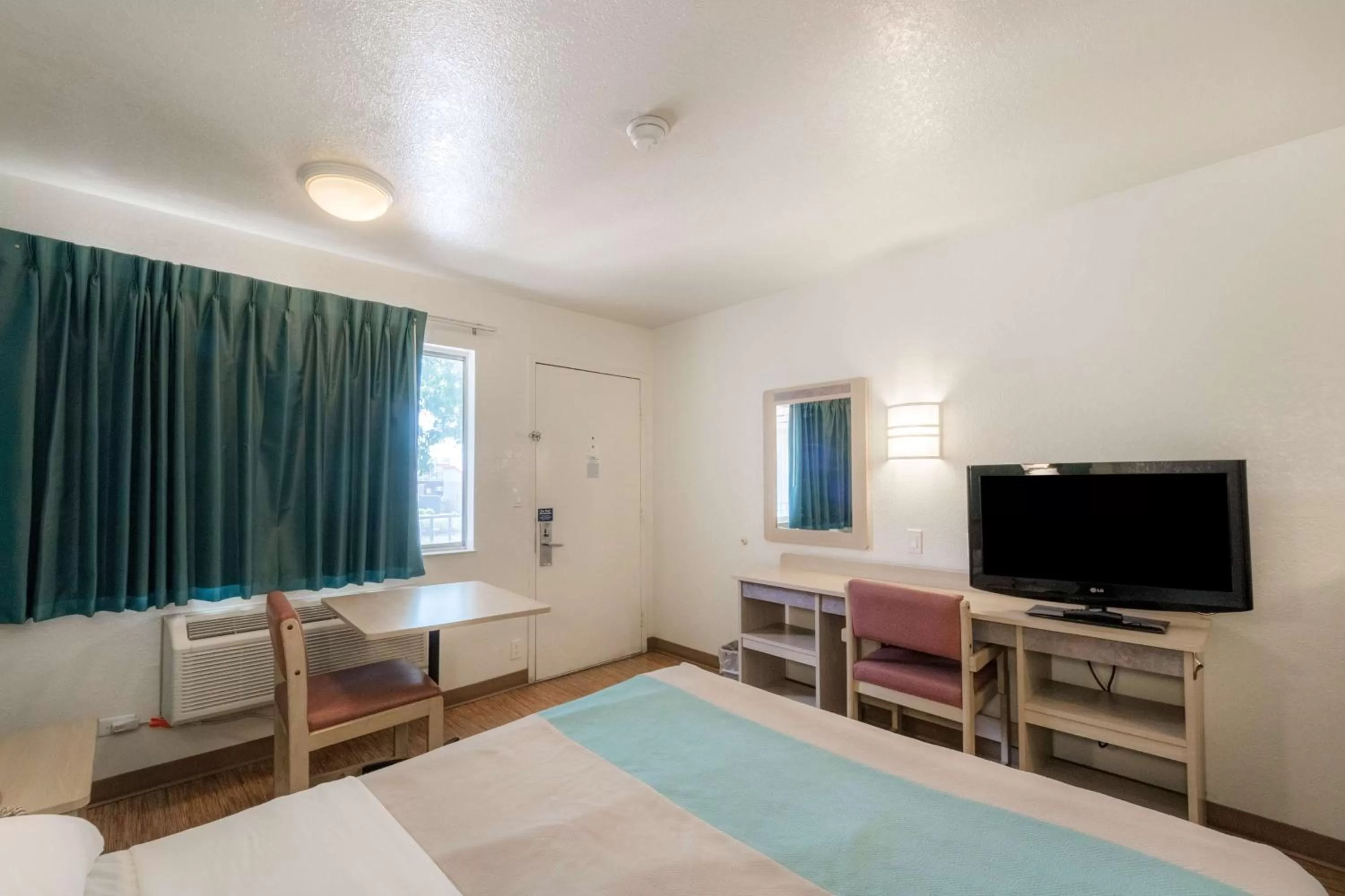 Queen Room - Disability Access - Roll in Shower in Motel 6-Del Rio, TX