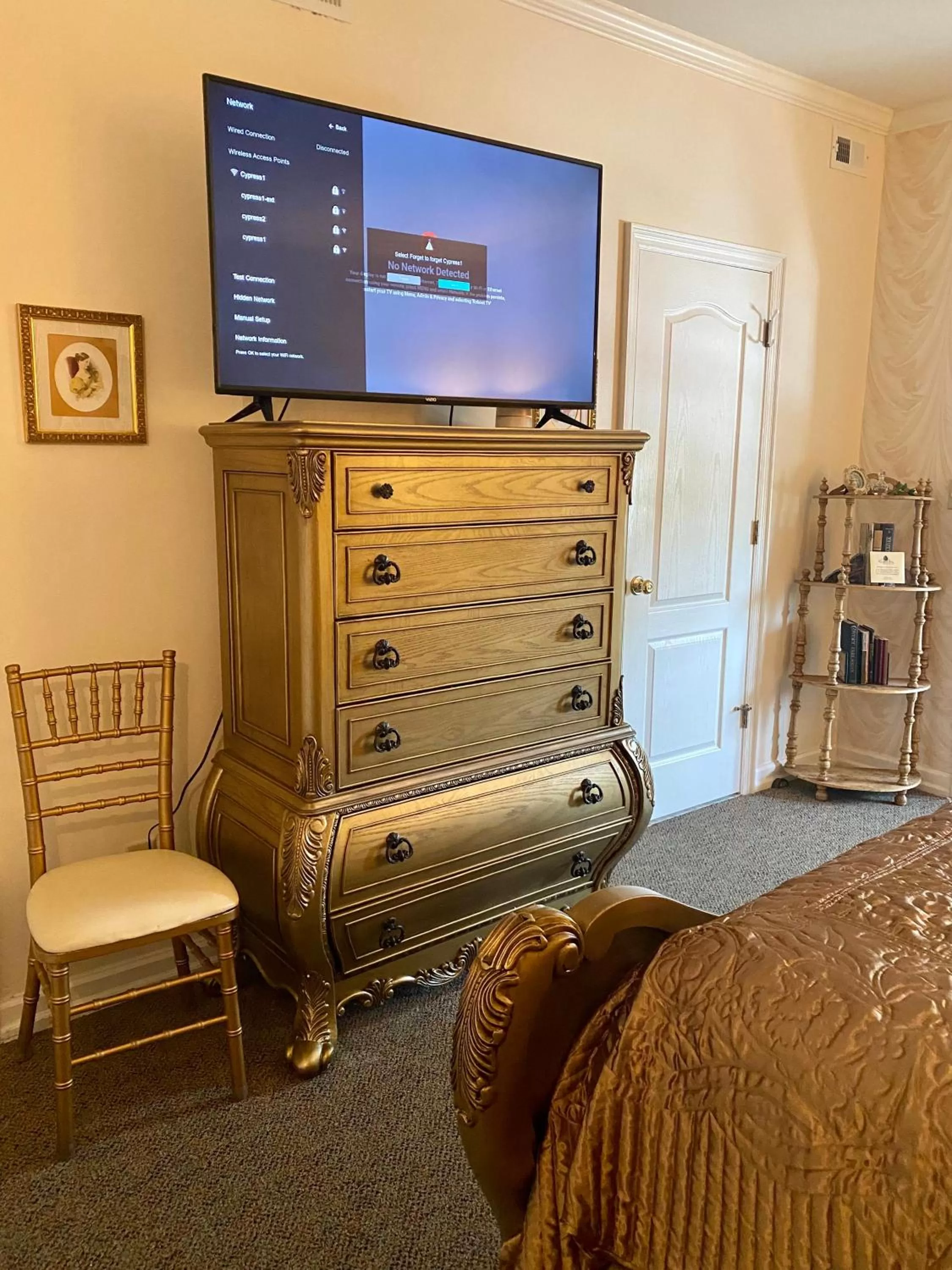 TV and multimedia, TV/Entertainment Center in The Cypress Inn