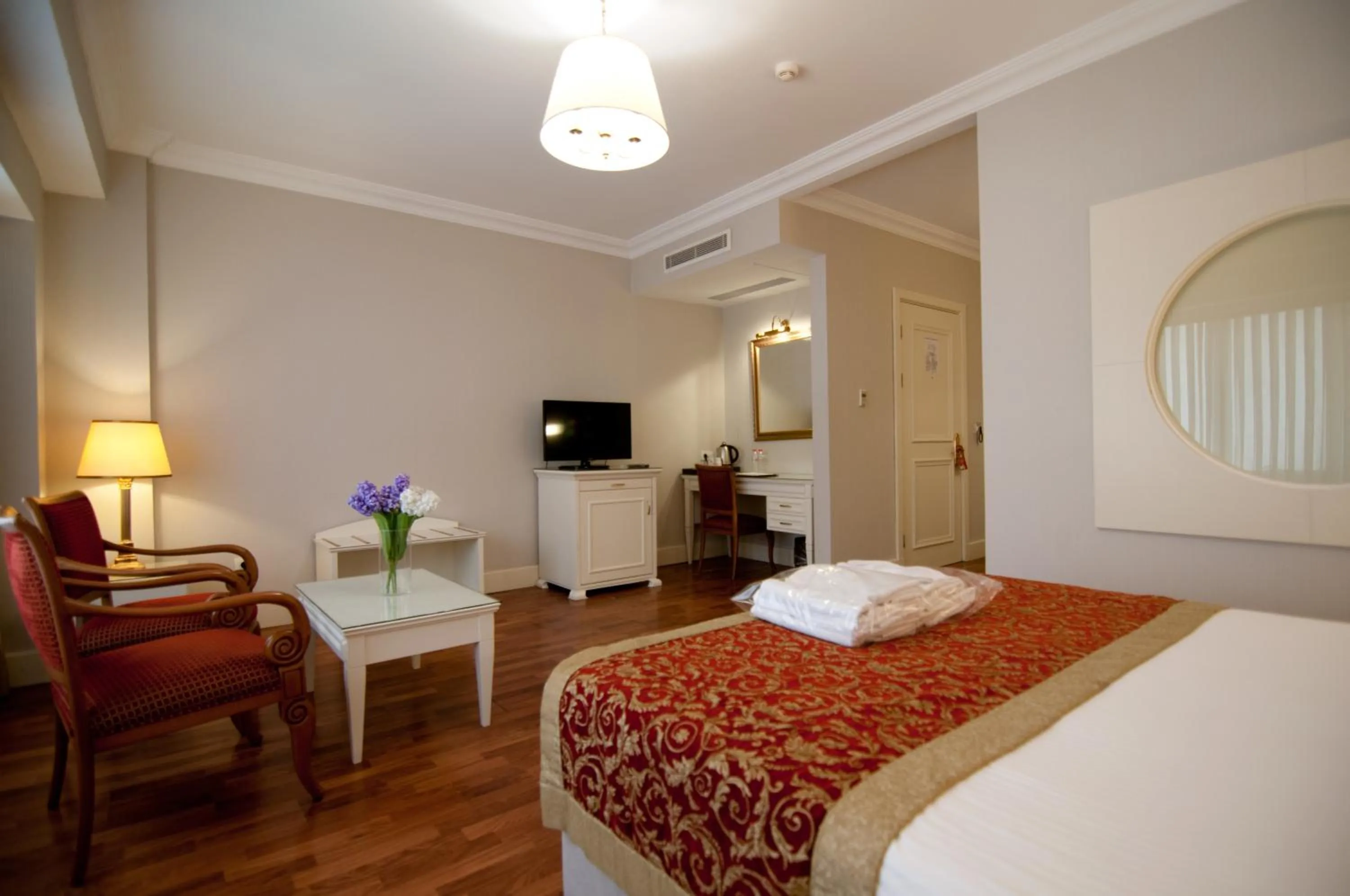 Communal lounge/ TV room, Bed in Taksim Metropark Hotel