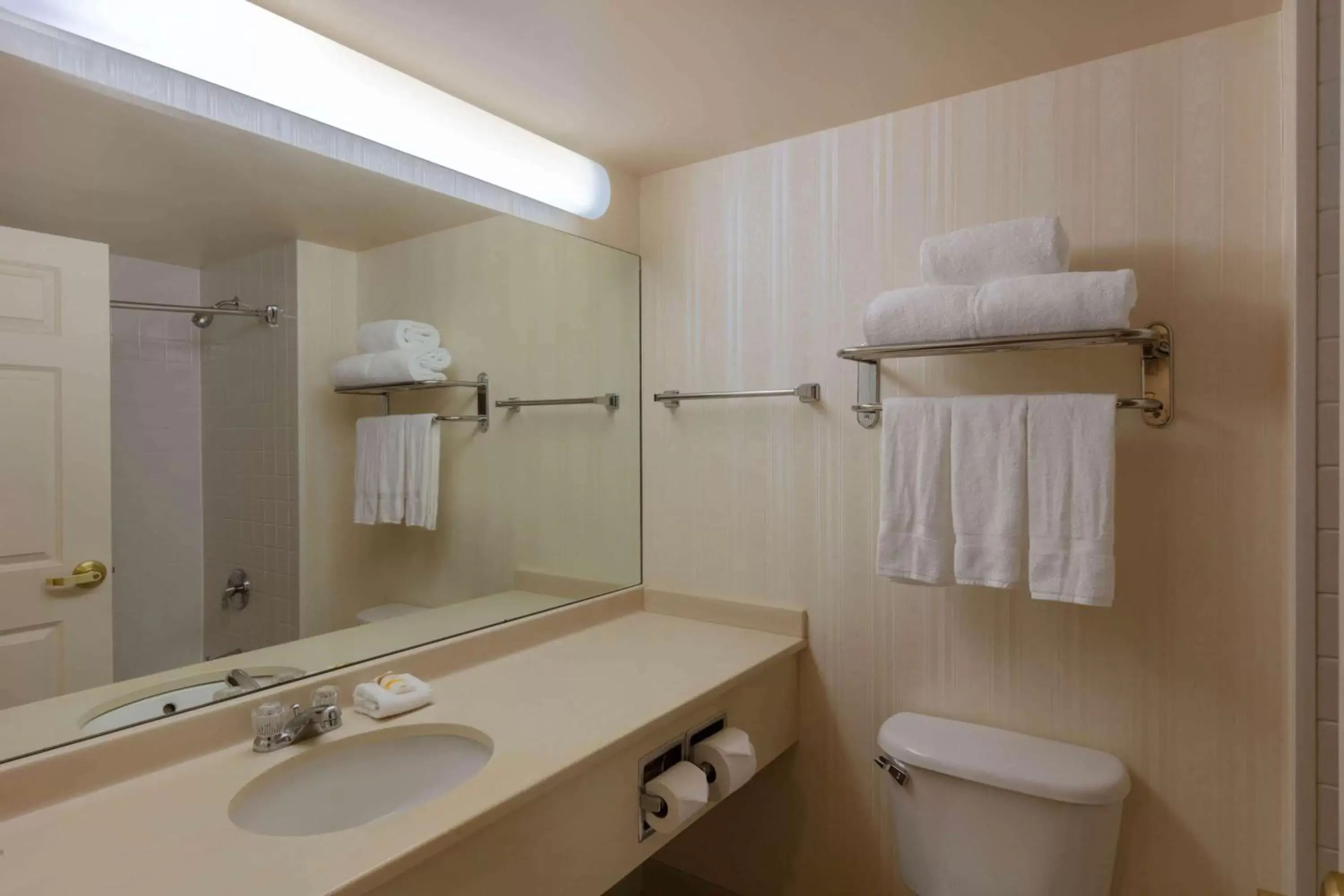 King Room with Bath Tub - Mobility Accessible/Non-Smoking in La Quinta by Wyndham Garden City King Room with Bath Tub - Mobility Accessible/Non-Smoking in La Quinta by Wyndham Garden City