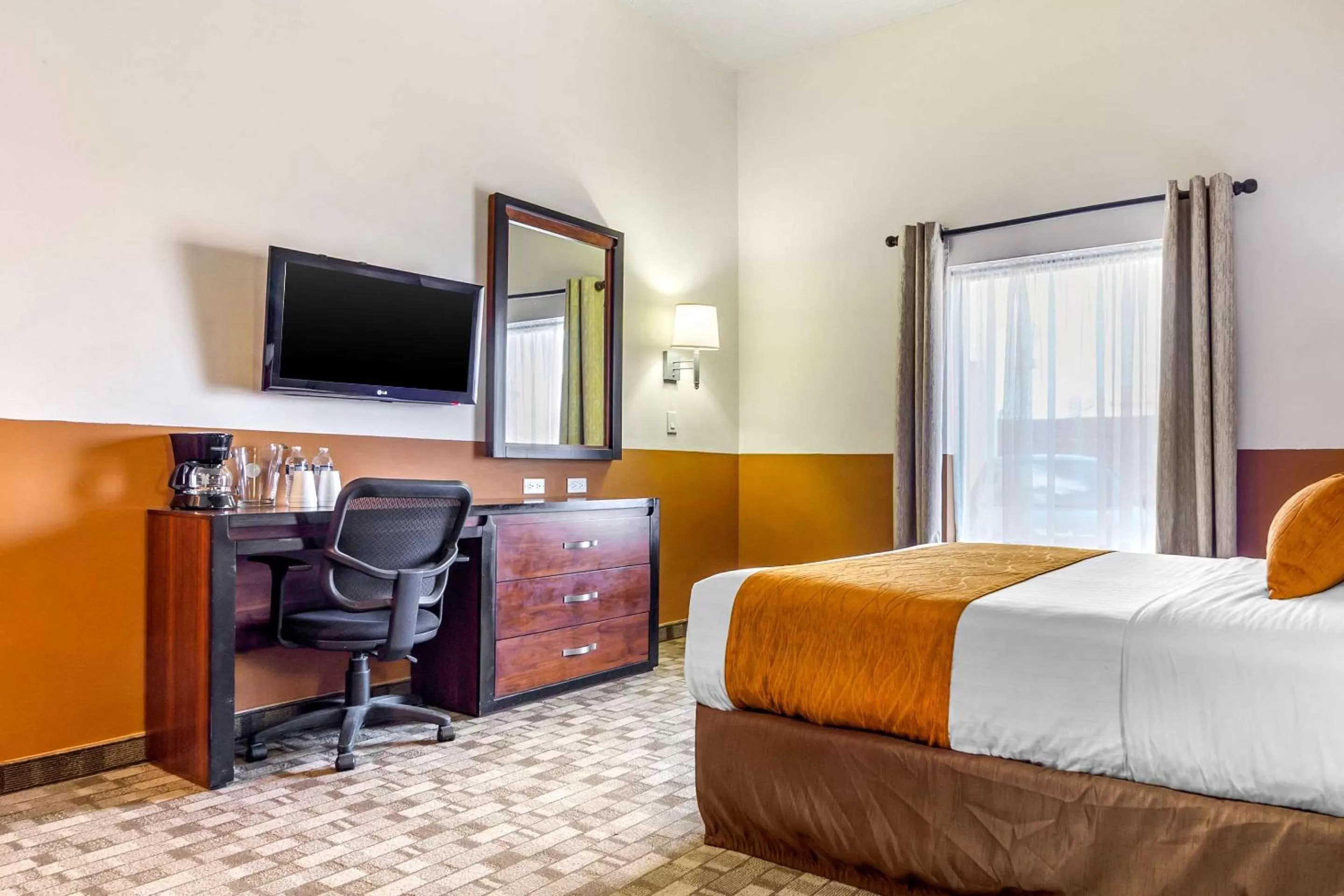 Photo of the whole room, Bed in Comfort Inn Chihuahua