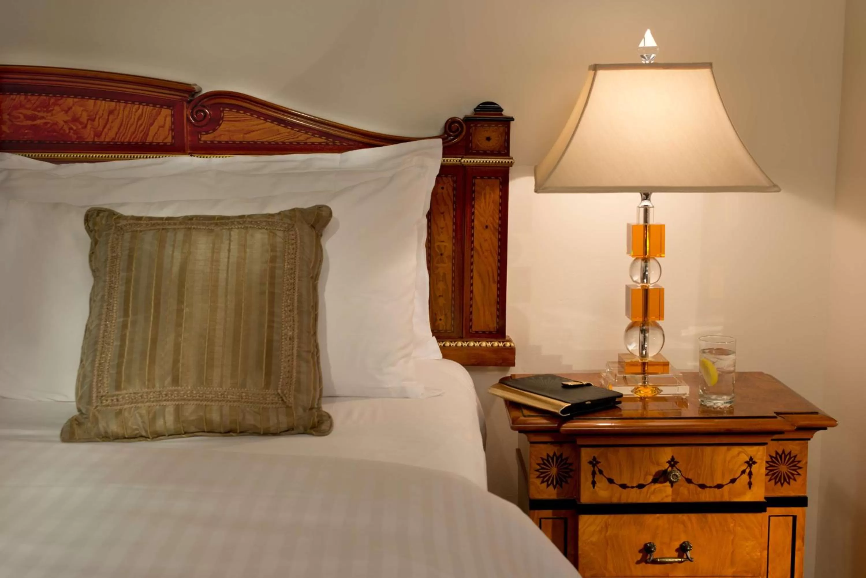 Bedroom, Bed in The Kimberly Hotel