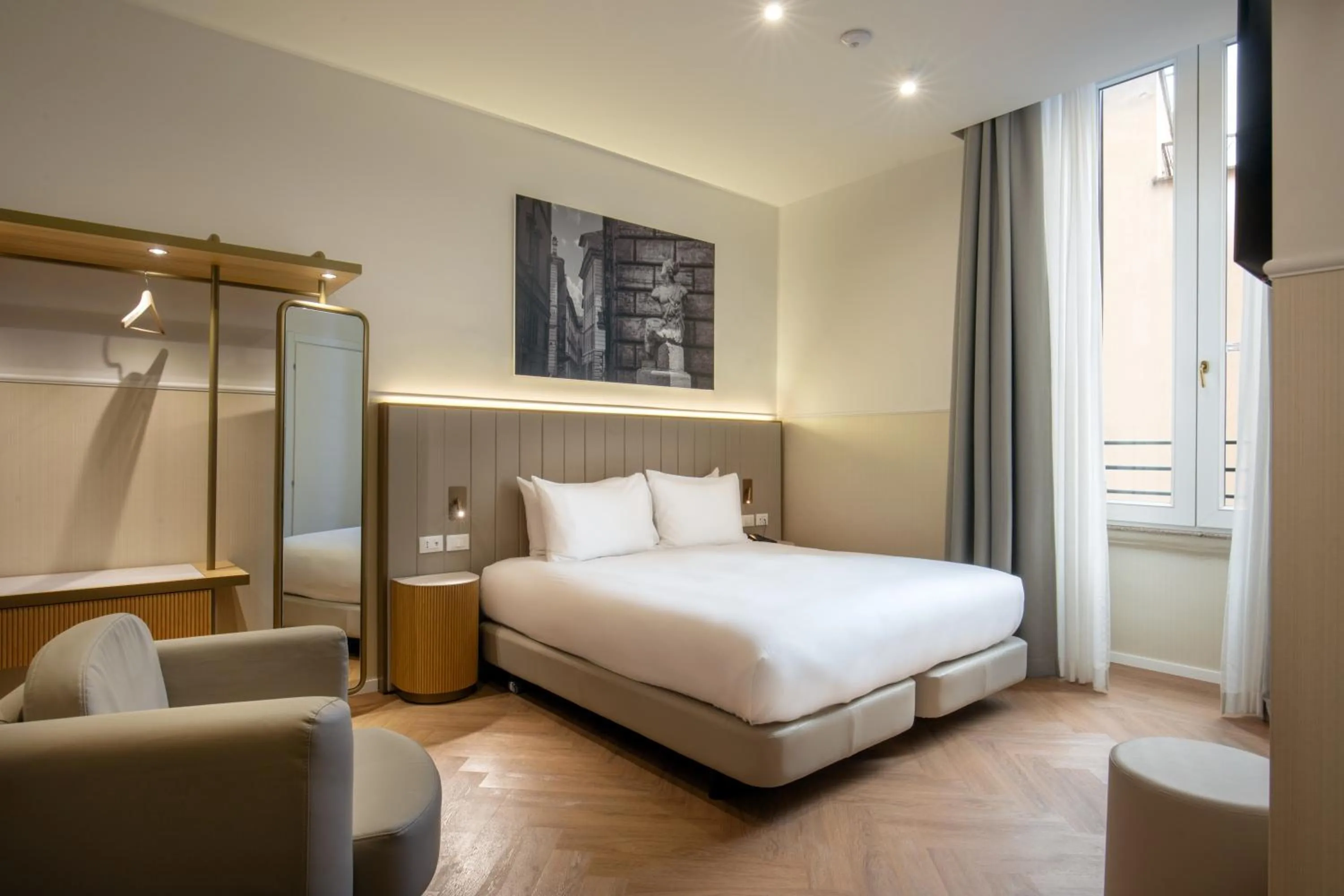 Facility for disabled guests, Bed in Cosmopolita Rome Colosseum, Tapestry Collection by Hilton