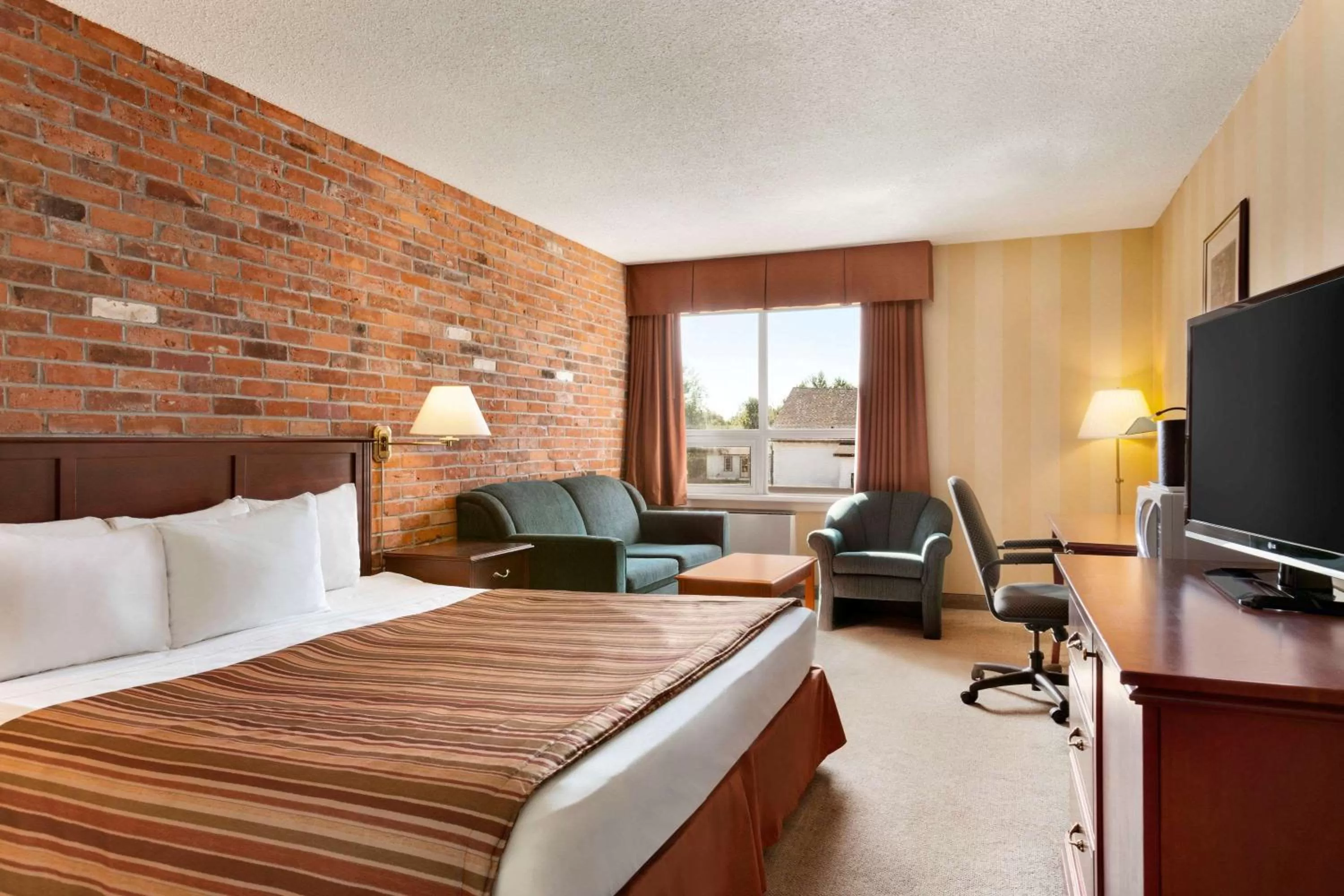 Photo of the whole room, Bed in Travelodge by Wyndham North Bay Lakeshore