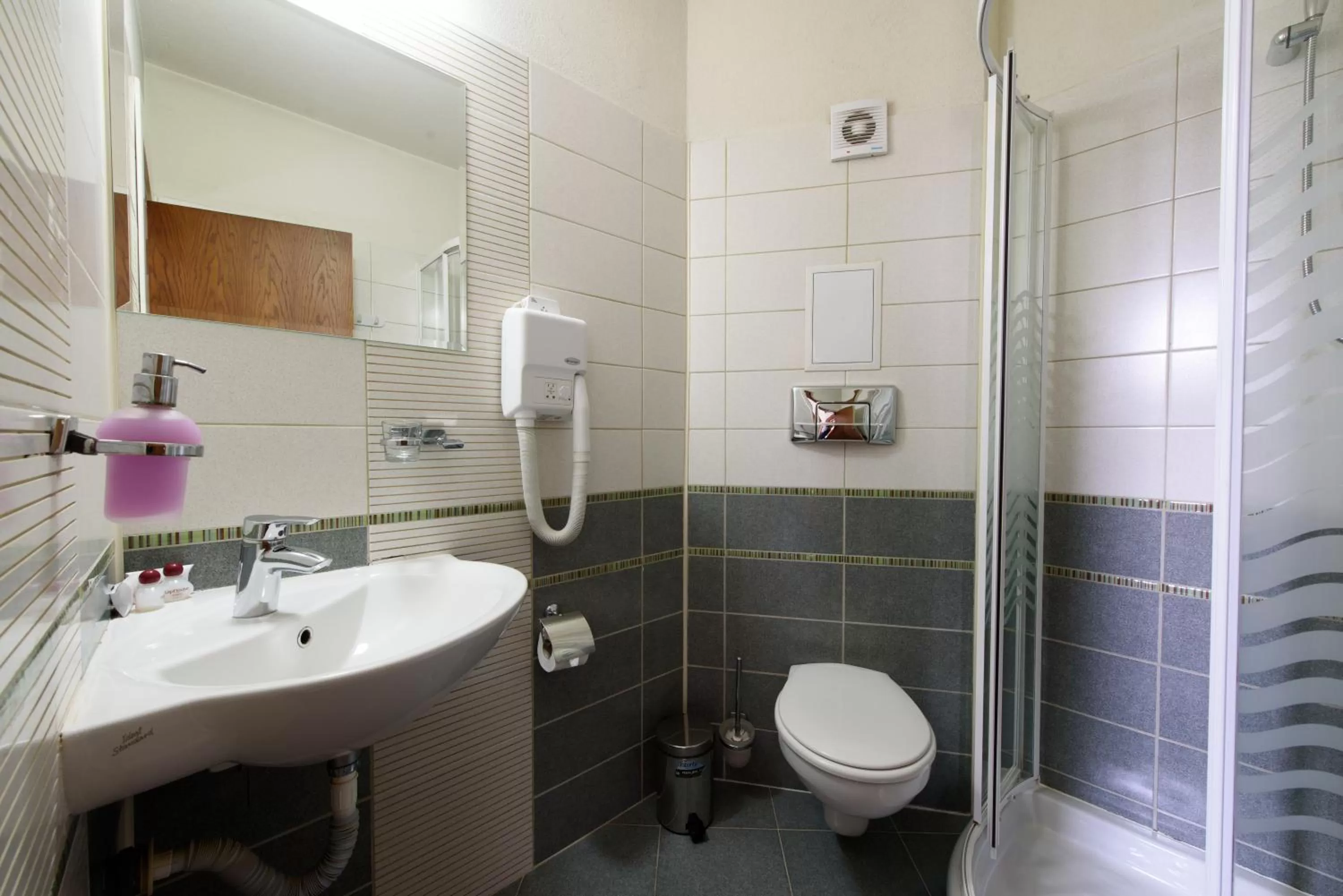 Shower in Kap House Family Hotel