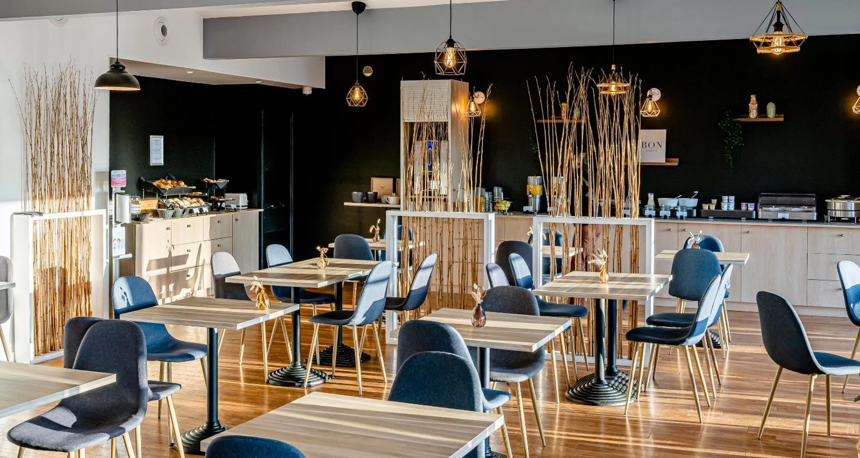 Restaurant/places to eat in Sure Hotel by Best Western Bordeaux Lac