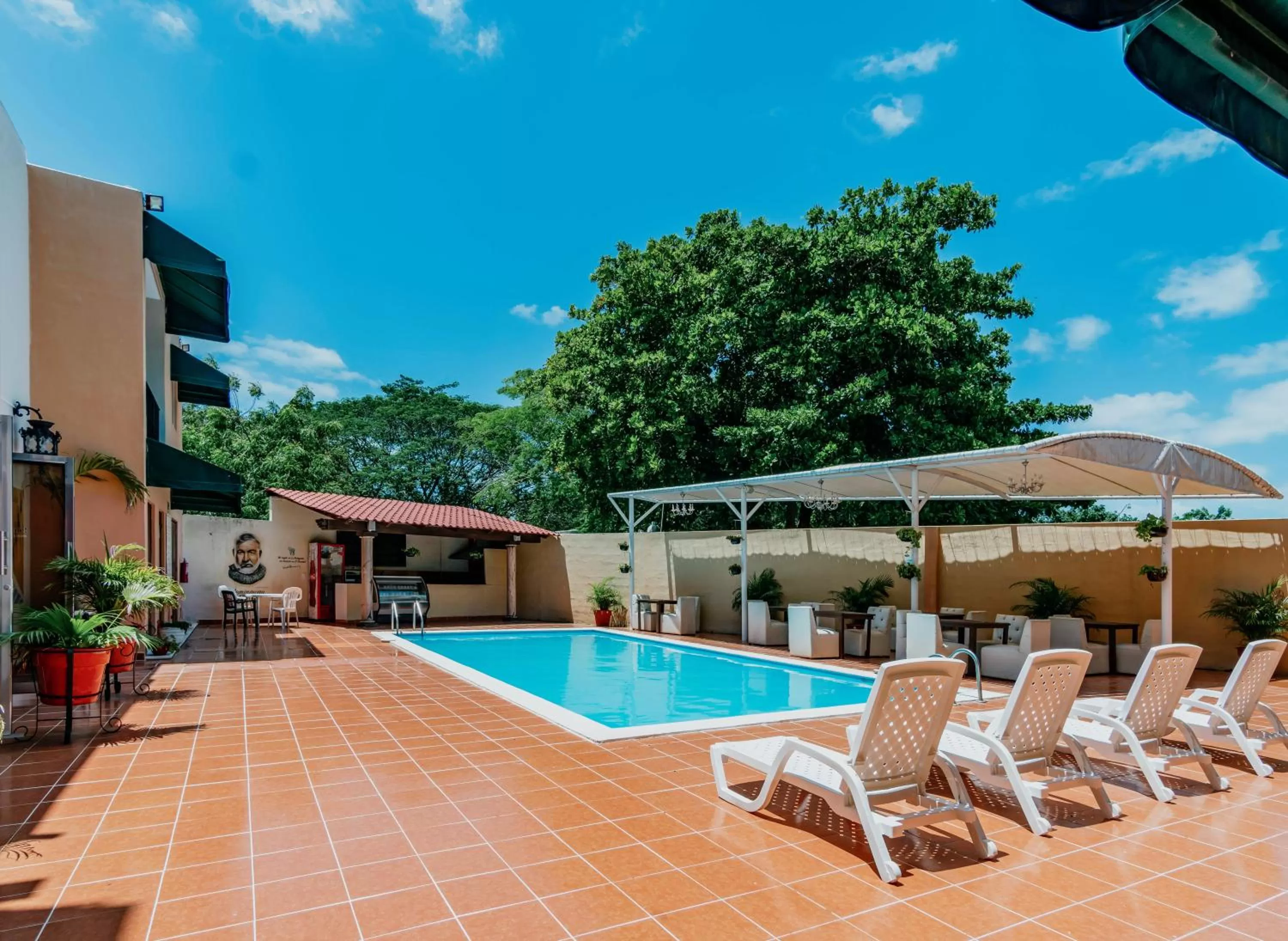 Swimming pool in Hotel Siglo 21 Merida