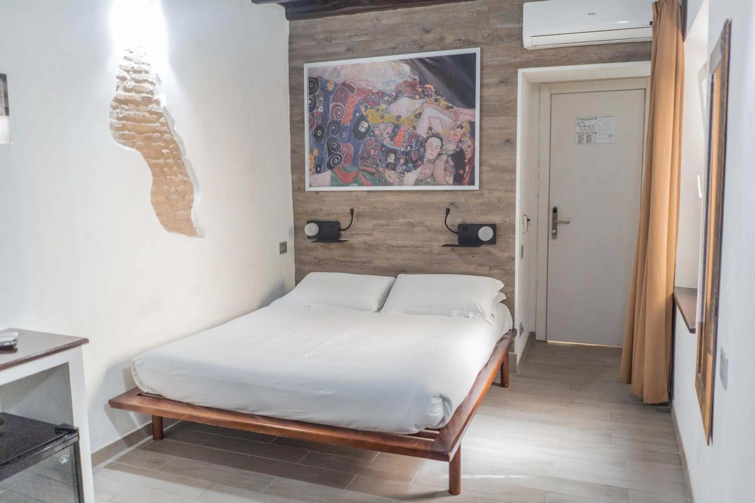 Bed in iRooms - Spanish Steps