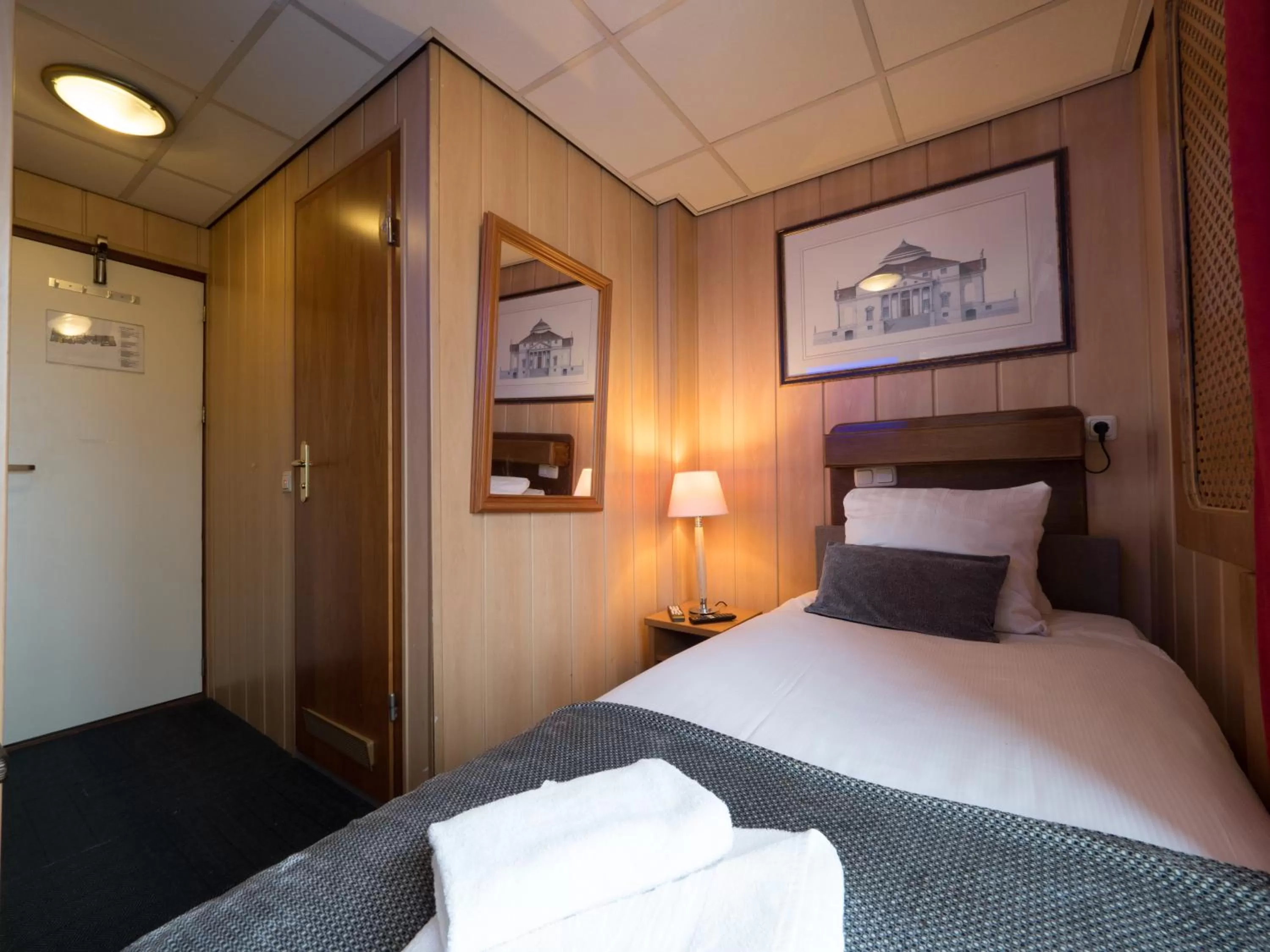 Bedroom, Bed in Di-Ann City Centre Hotel