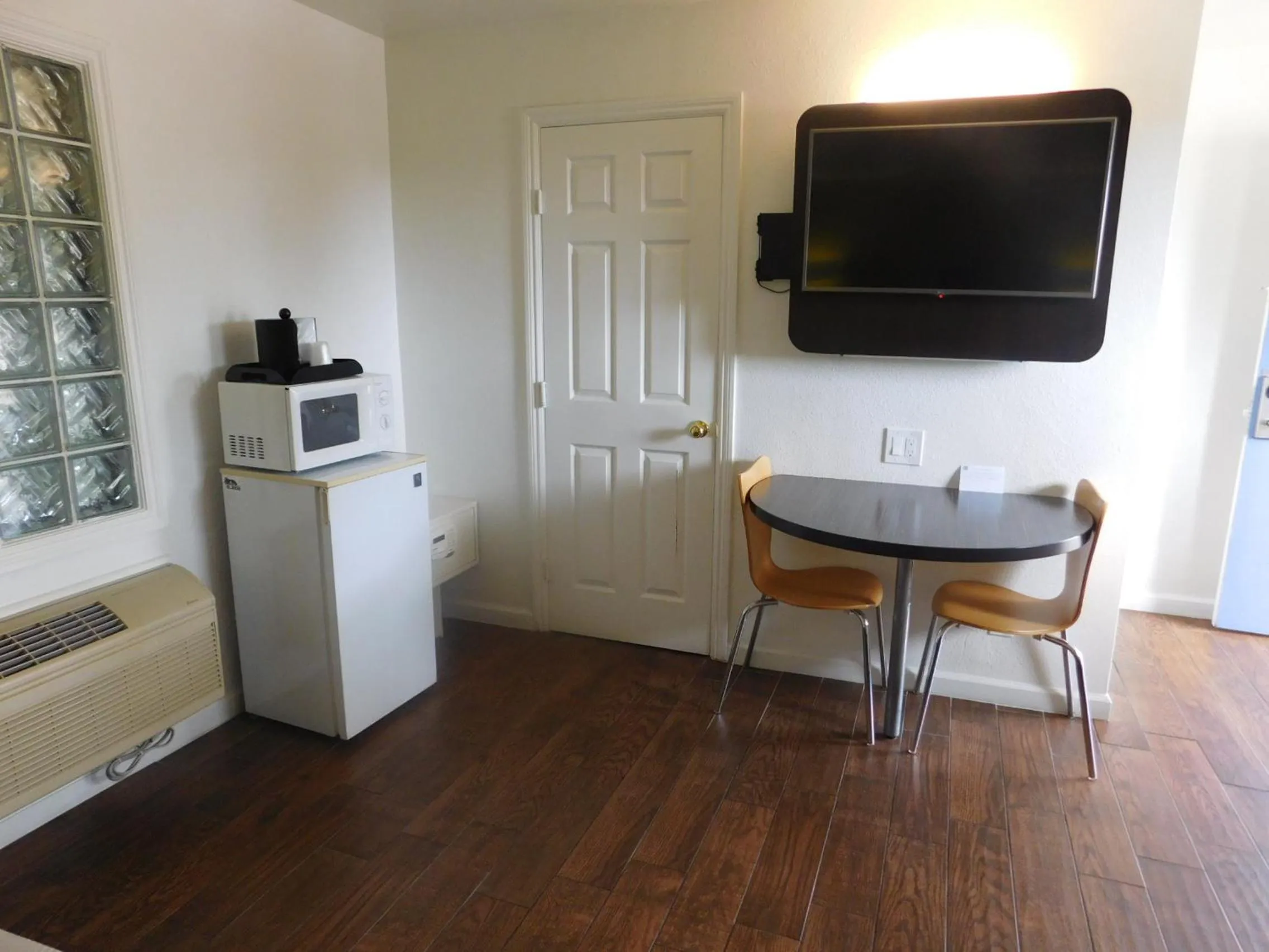 Area and facilities, TV/Entertainment Center in Motel 6 - Downtown Monterey