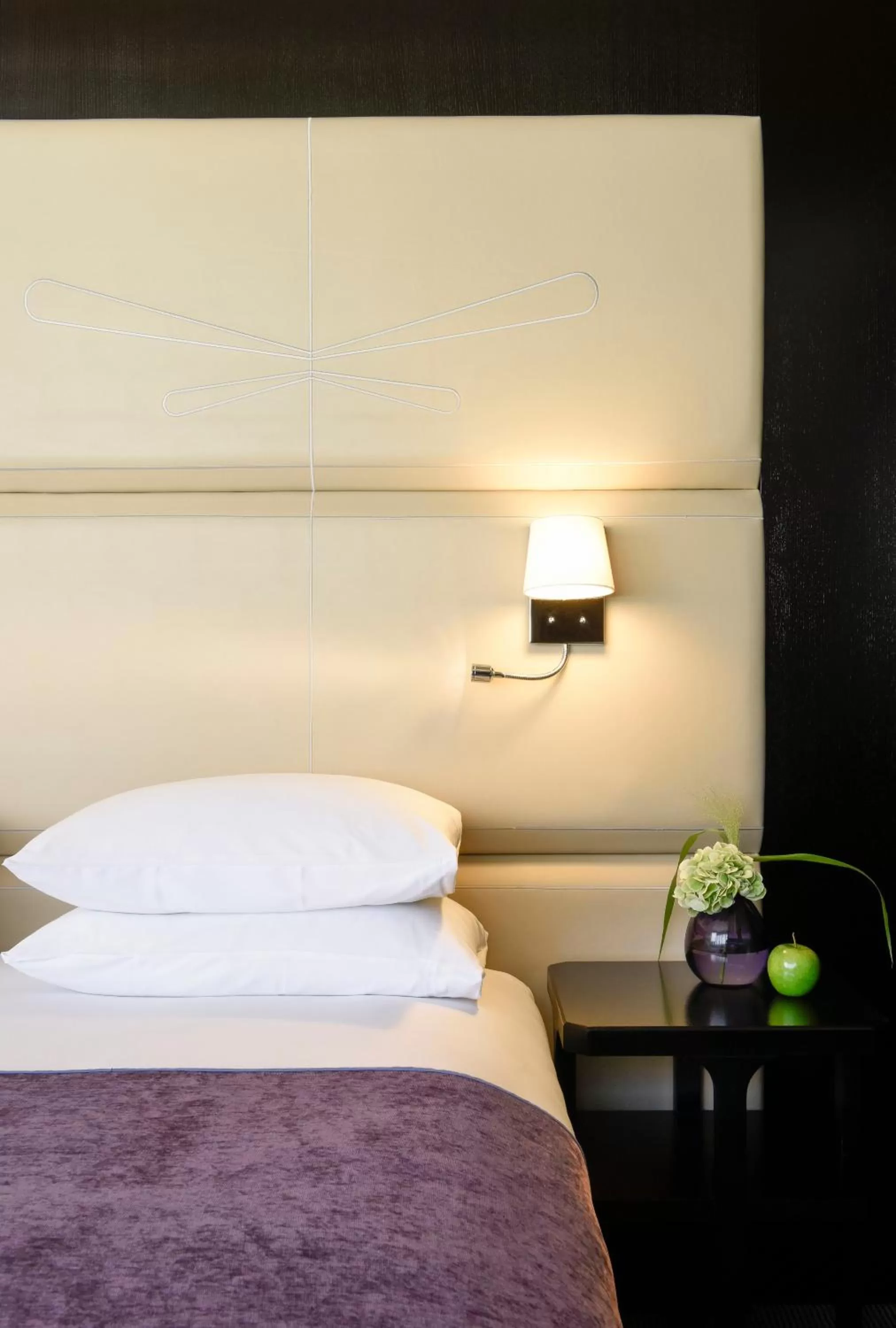 Bed in Hôtel Tiffany by Fassbind