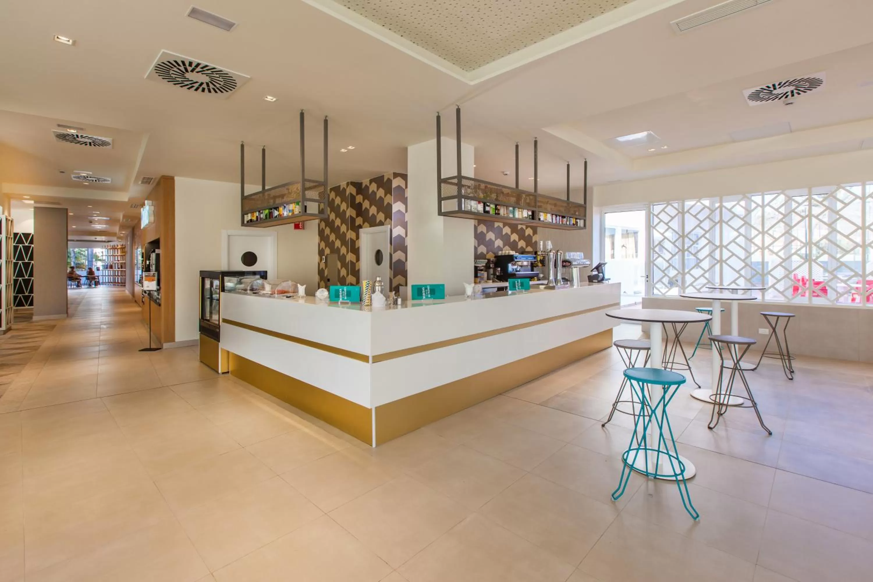 Lounge or bar in Abora Buenaventura by Lopesan Hotels