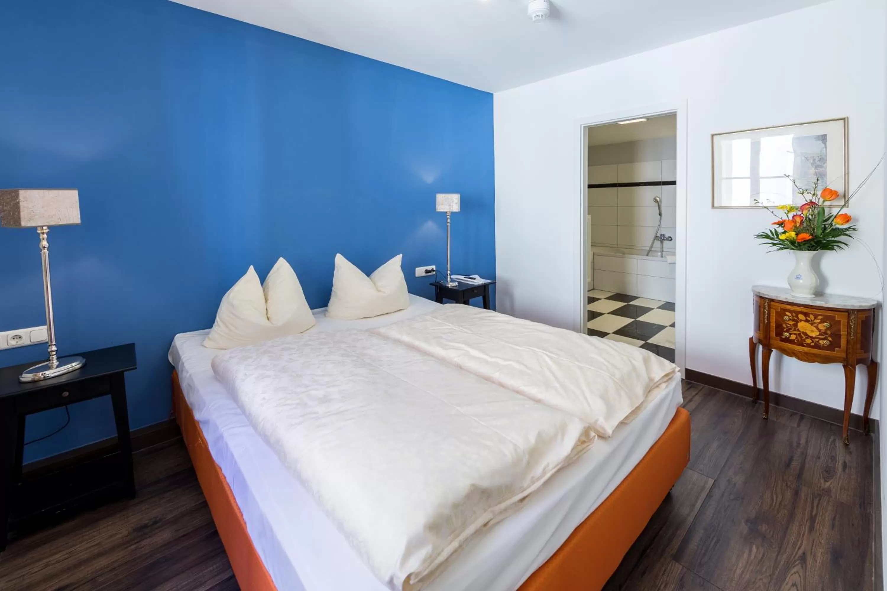 Bathroom, Bed in Historik Hotel Goldener Hirsch Rothenburg