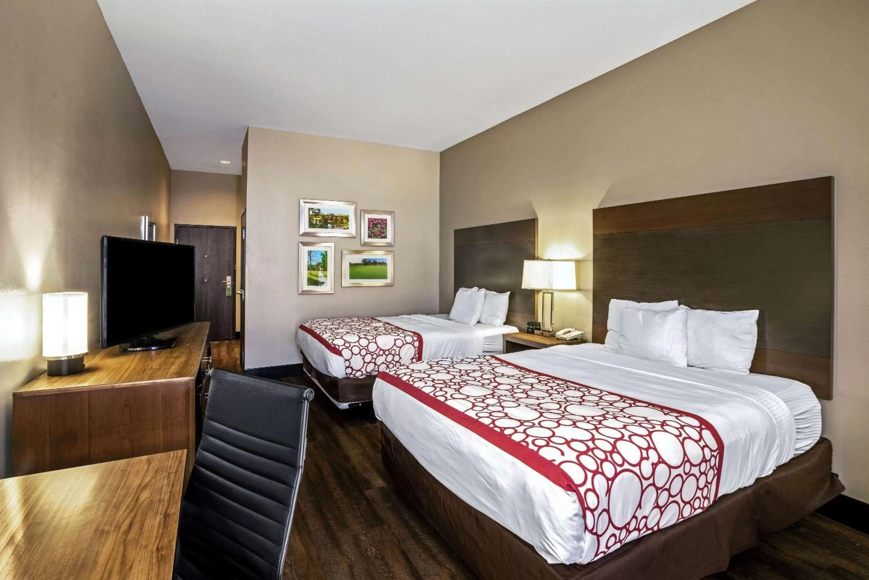 Photo of the whole room, Bed in La Quinta by Wyndham Tuscaloosa McFarland