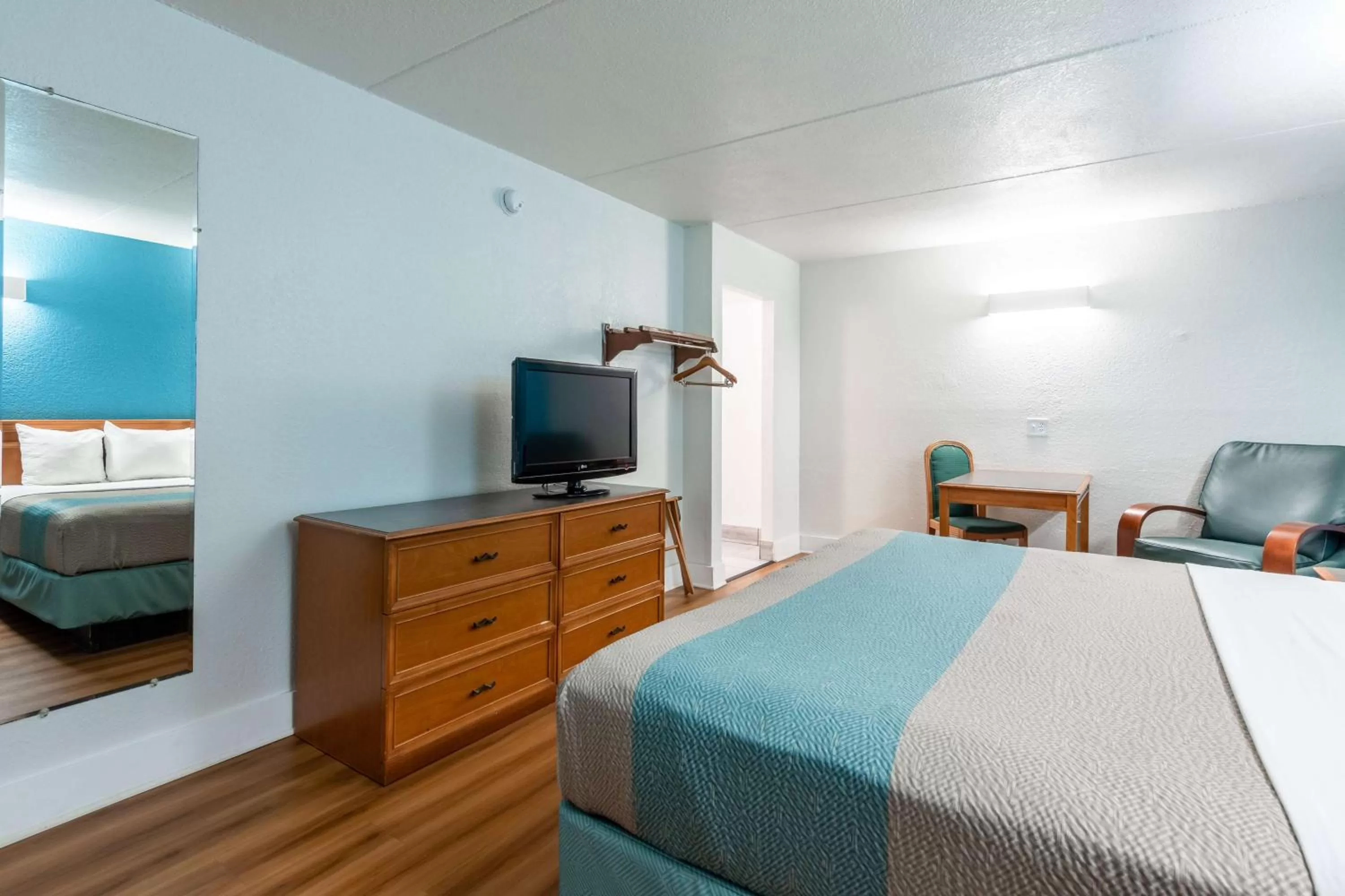 TV and multimedia, Bed in Motel 6-North Little Rock, AR - McCain