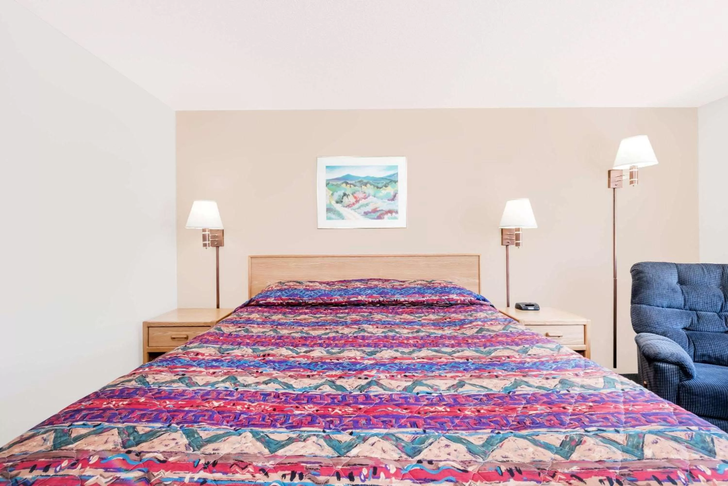 Photo of the whole room, Bed in Super 8 by Wyndham Belle Fourche SD