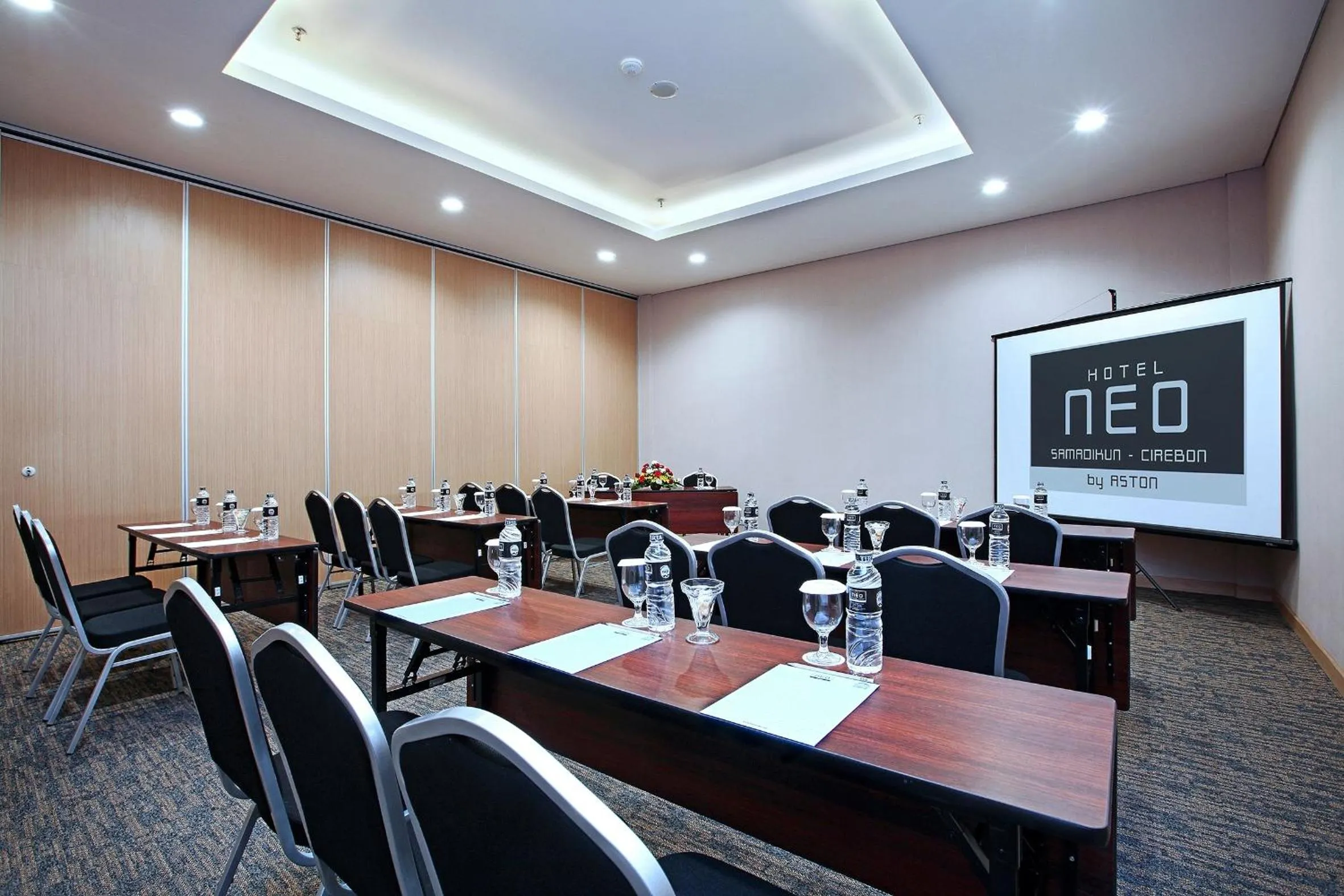 Meeting/conference room in Hotel NEO Cirebon by ASTON