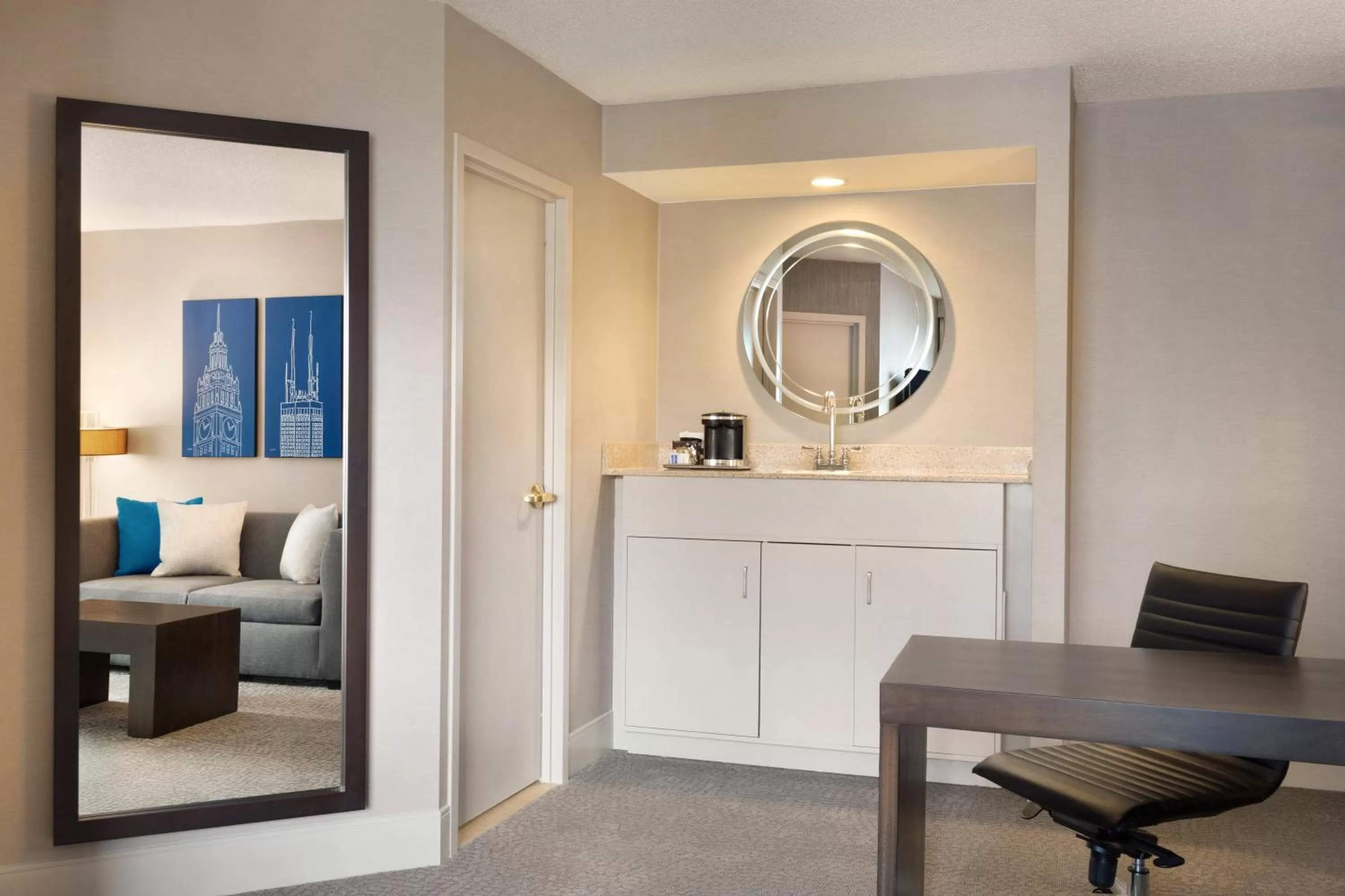 Living room in Hilton Chicago Magnificent Mile Suites