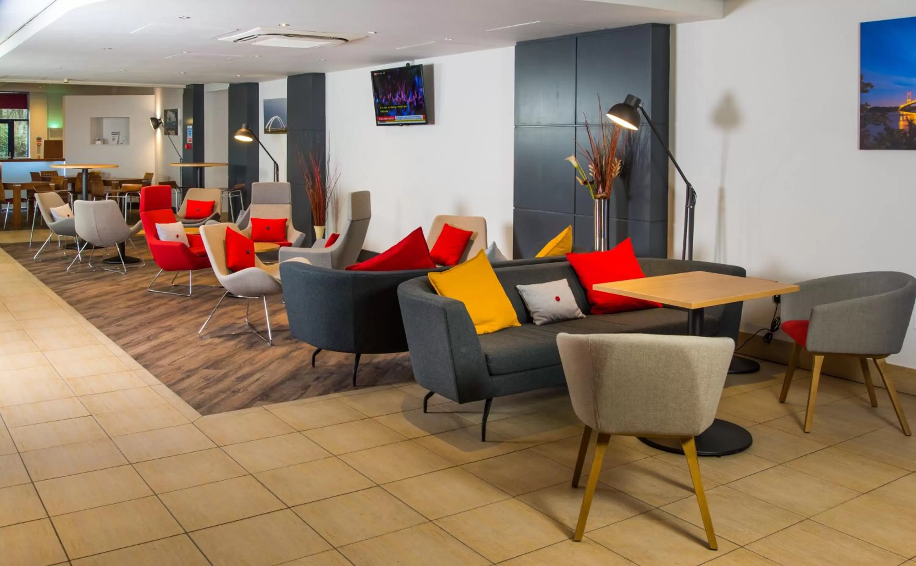 Lobby or reception in Holiday Inn Express Newport by IHG