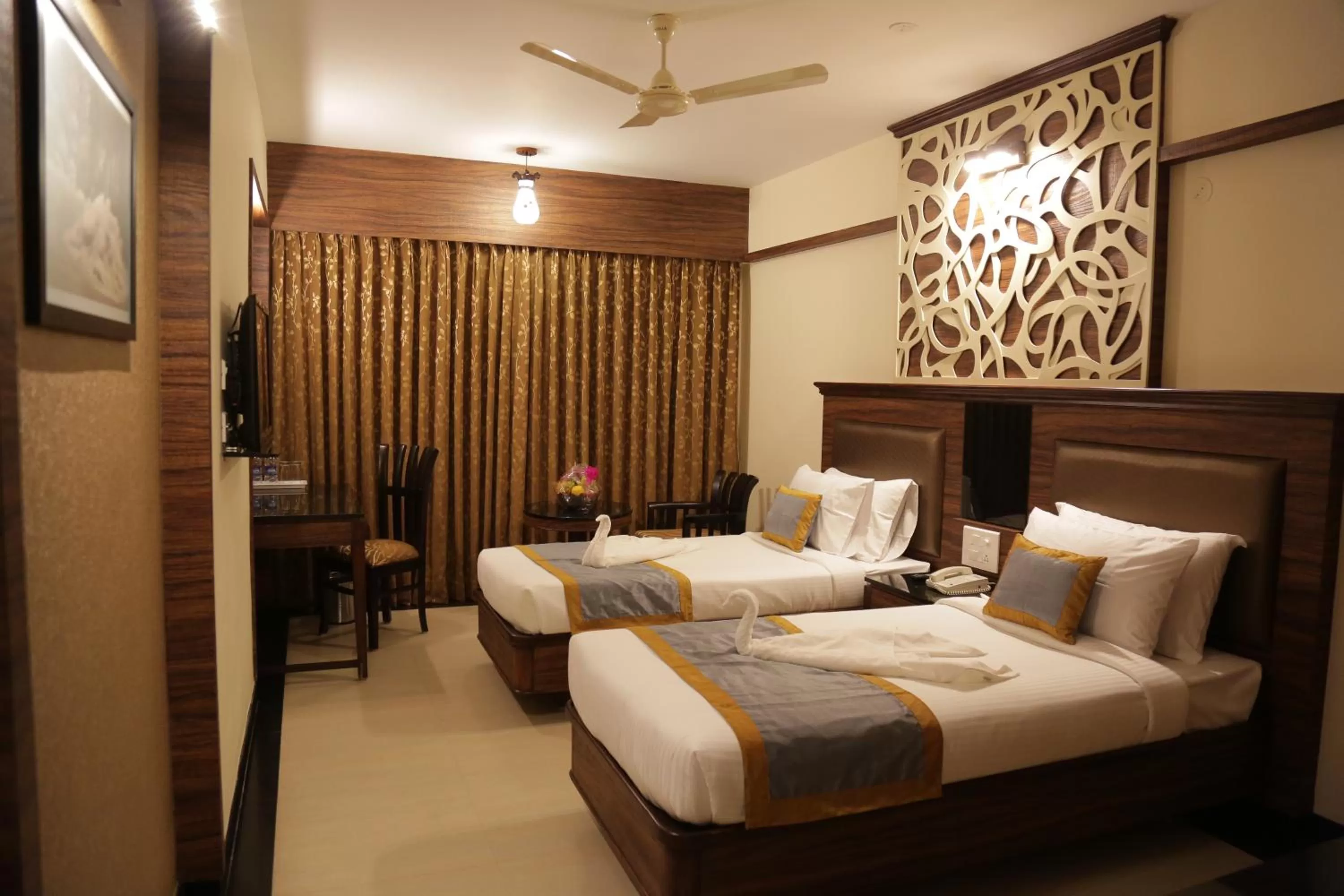 Photo of the whole room, Bed in Rangalaya Royal