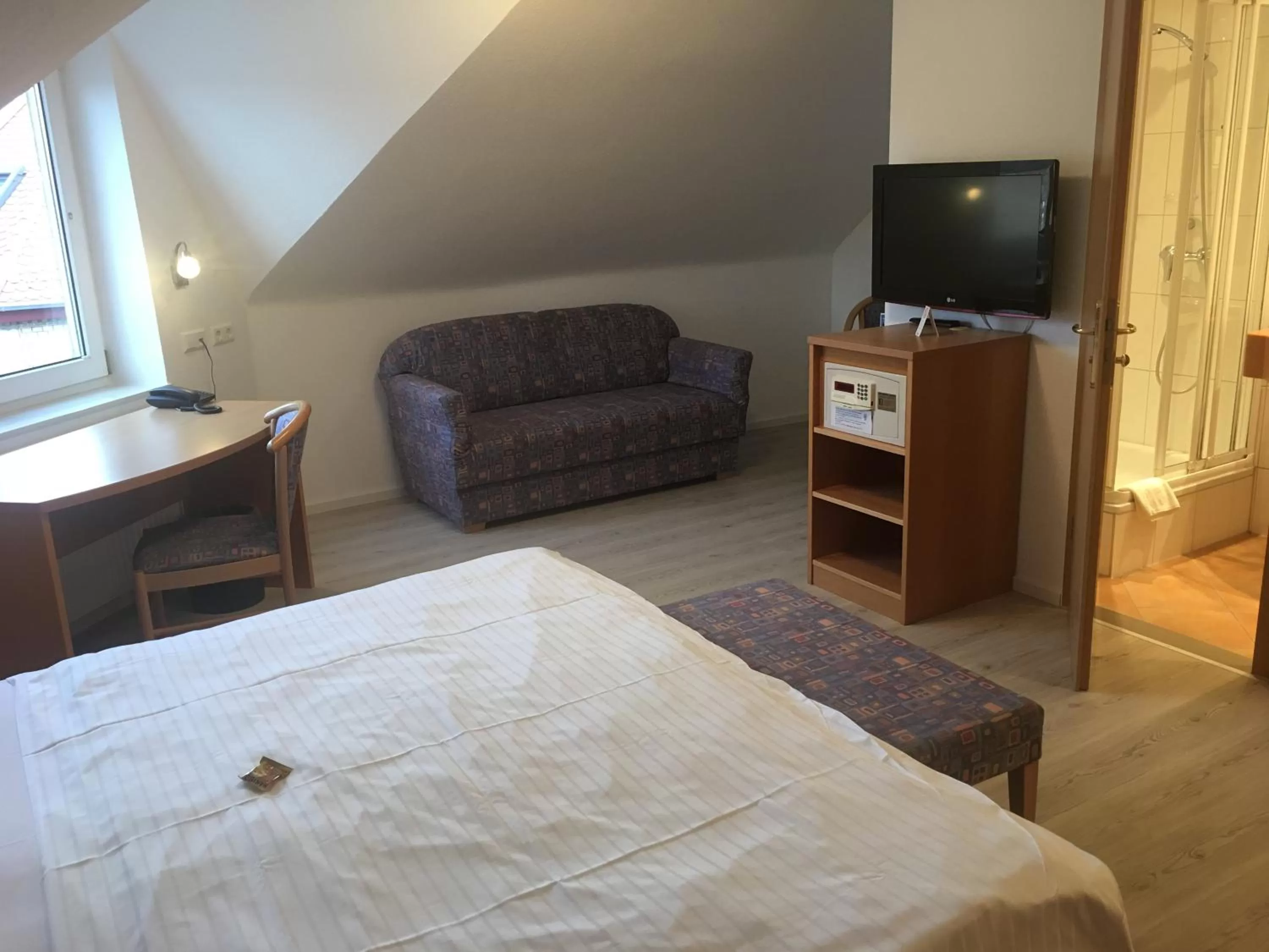 Photo of the whole room, Bed in Hotel Barbarossa Karlsruhe Stadtmitte