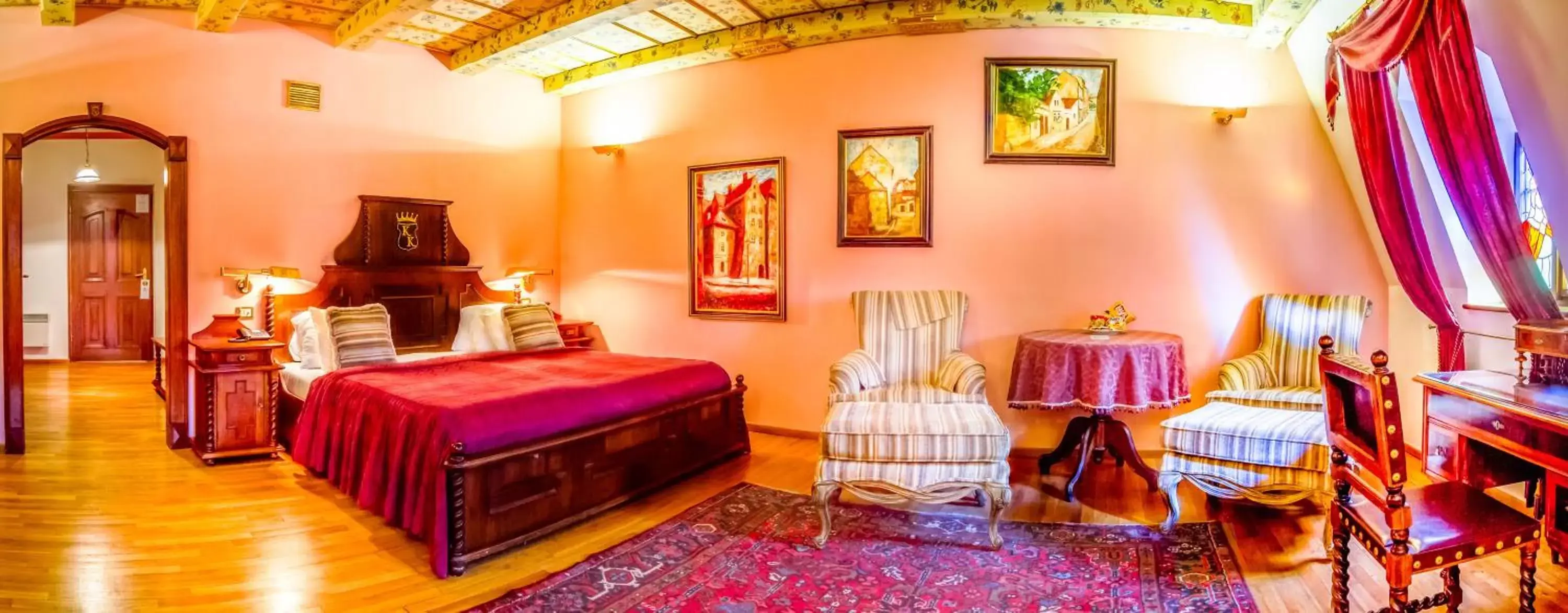 Junior Suite with Fireplace in The King Charles Junior Suite with Fireplace in The King Charles